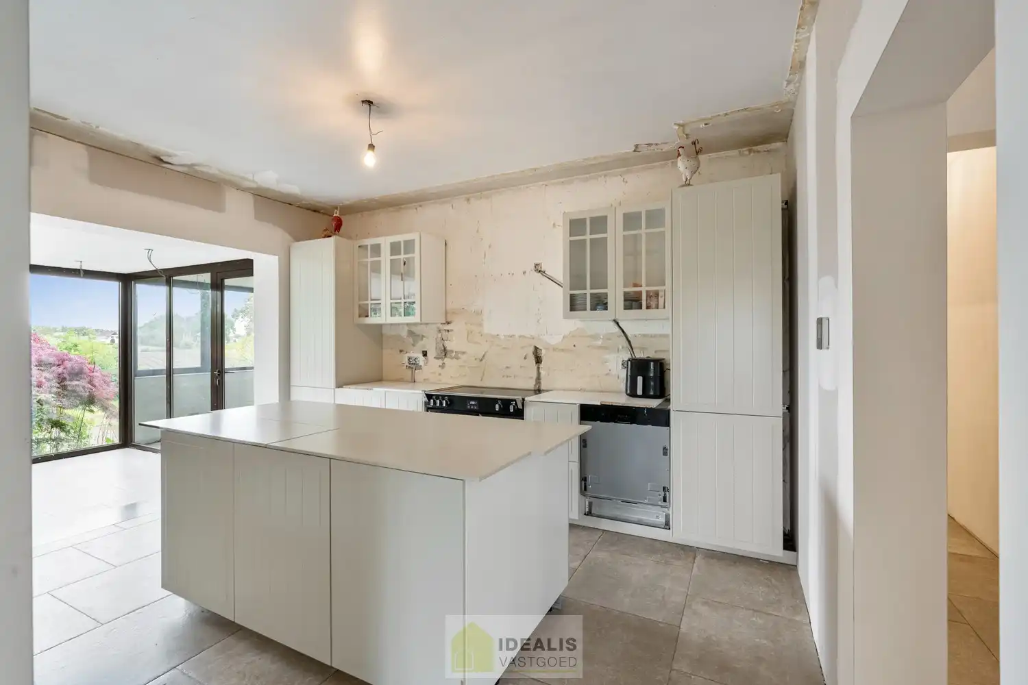 KNAPPE GROTENDEELS GERENOVEERDE EENGEZINSWONING MET EEN HEERLIJK LICHTRIJKE WOONKAMER MET OPEN KEUKEN, AANSLUITEND VERANDA MET ZICHT OP DE ZEER RUIME TUIN (+-2700M²!), 3 SLAAPKAMERS, RUIMTELIJKE BADKAMER VOORZIEN VAN BAD EN INLOOPDOUCHE EN DE WONING IS VOLLEDIG ONDERKELDERD! EEN HEERLIJK RUIME BUNGALOW DIE NOG VOLLEDIG NAAR EIGEN SMAAK AFGEWERKT KAN WORDEN! Een aangename woning met een bewoonbare oppervlakte van +- 205m² op een perceel van +- 26are98ca (2698m²) op een rustige locatie! Tevens is de woning centraal gelegen t.o.v. het centrum van Peer, Meeuwen (Oudsbergen) en Houthalen-Helchteren en kan men vlot gebruik maken van de Noord-Zuidverbinding (A24). foto 10