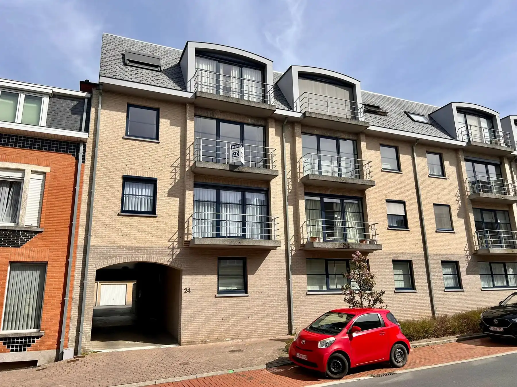 Zeer ruim appartement met 2 slaapkamers, garage en parking foto {{pictureIndex}}