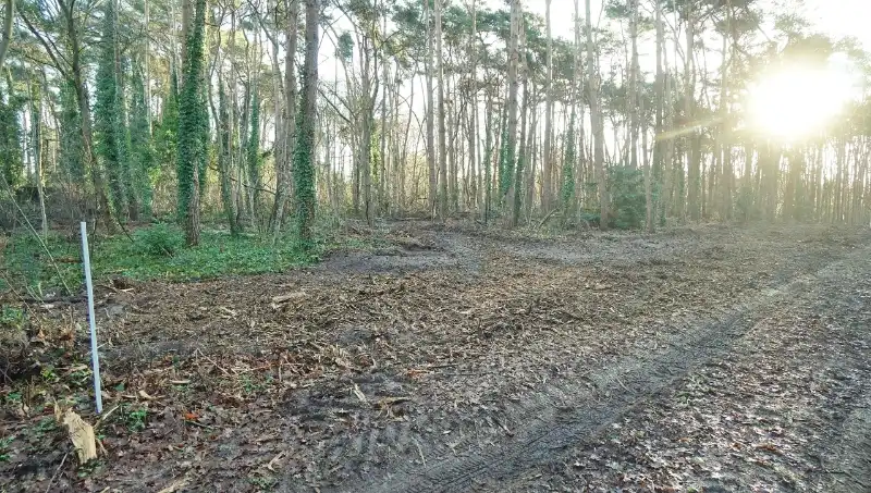 Residentieel gelegen bouwgrond van 31a10ca voor open bebouwing met private toegangsweg nabij golf- en meerdomein foto 3