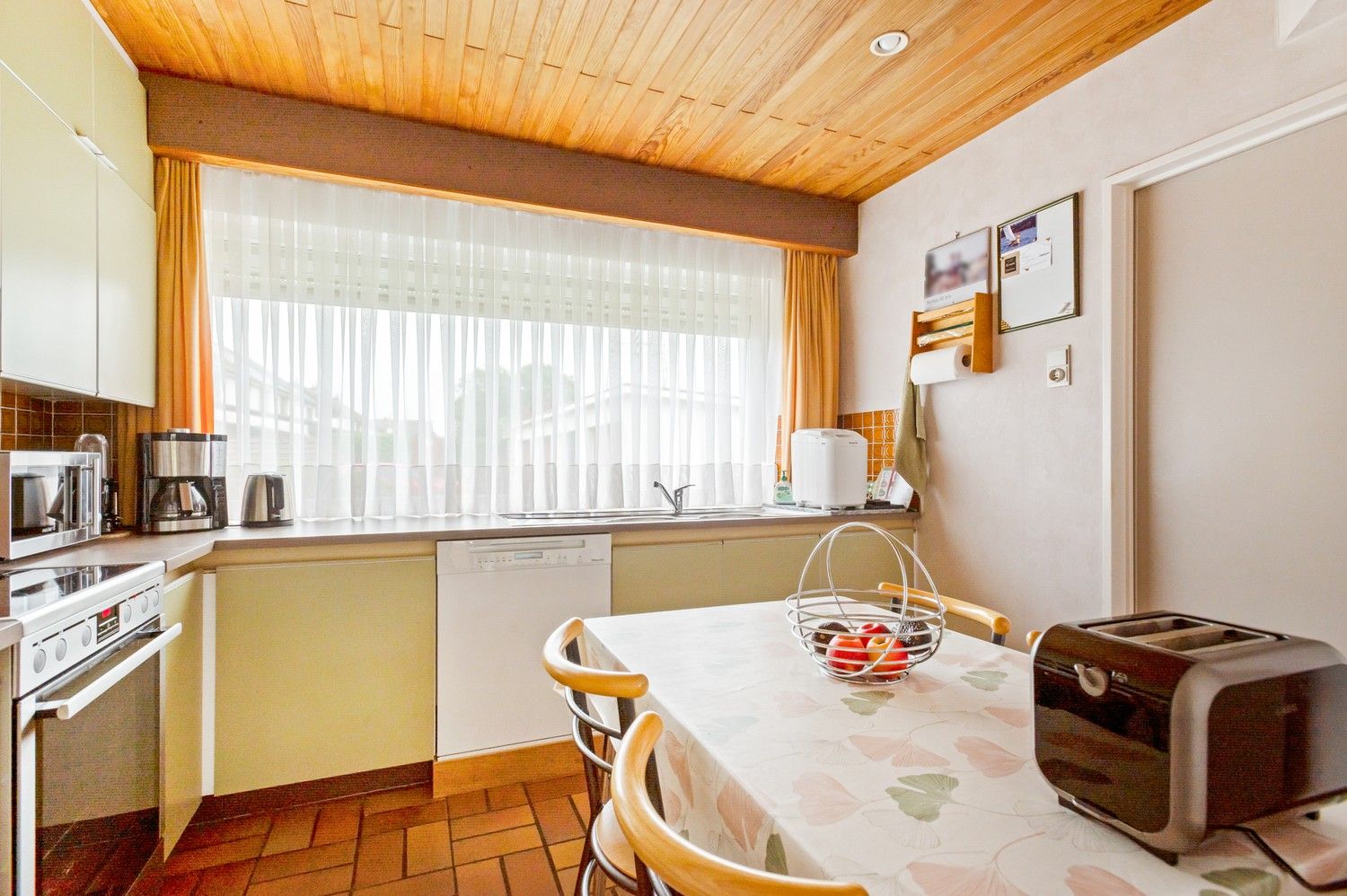 Perfect onderhouden doch deels te renoveren HOB met drie slaapkamers en tuin in Mol! foto 12