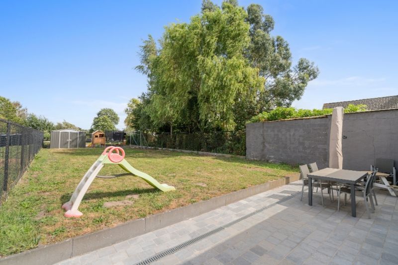 Mooie recente woning met 4 slaapkamers op 410m² foto {{pictureIndex}}