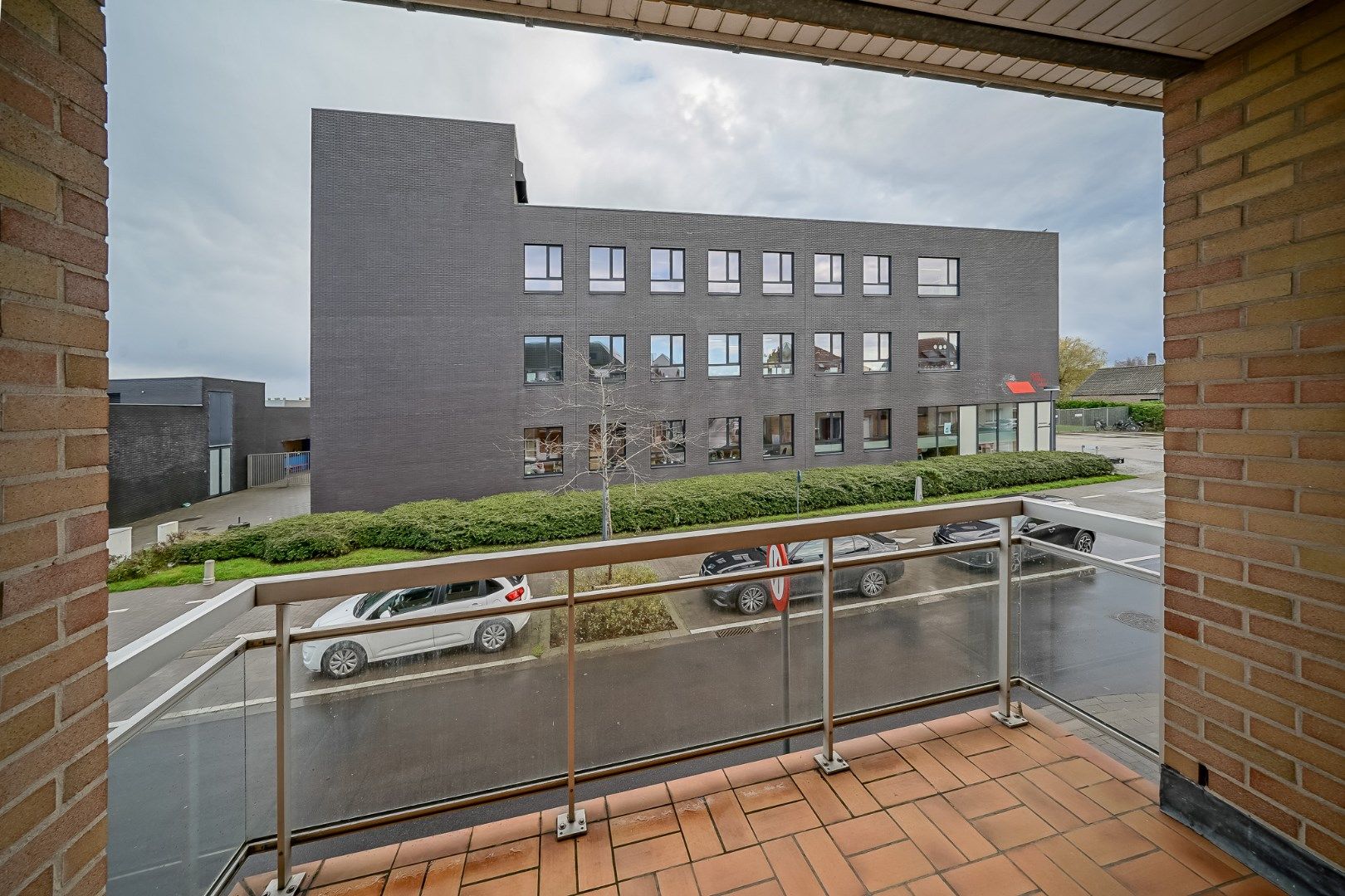 Ruim duplex appartement met 3 slaapkamers, garage en handelsruimte foto 9