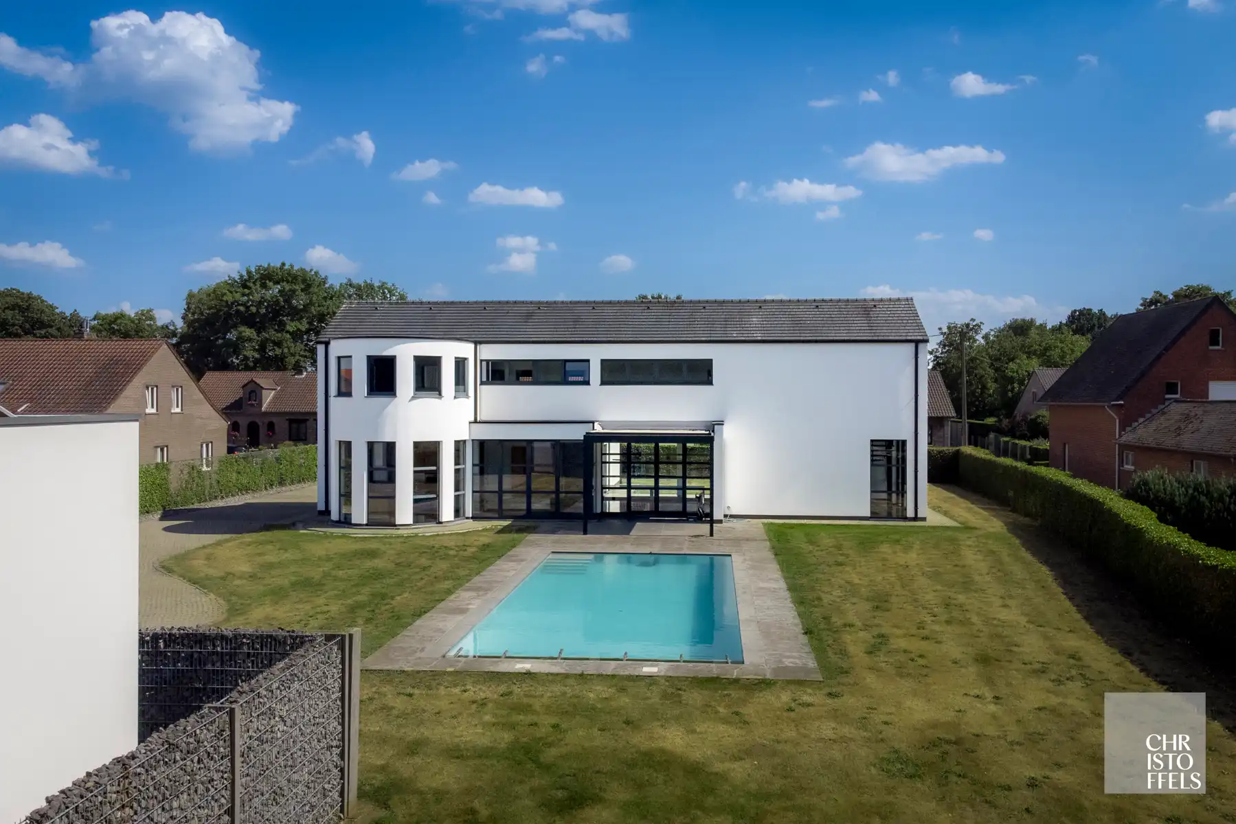 Tijdloze villa (405 m²) met zwembad, magazijn en weiland op 4.858 m²! foto {{pictureIndex}}