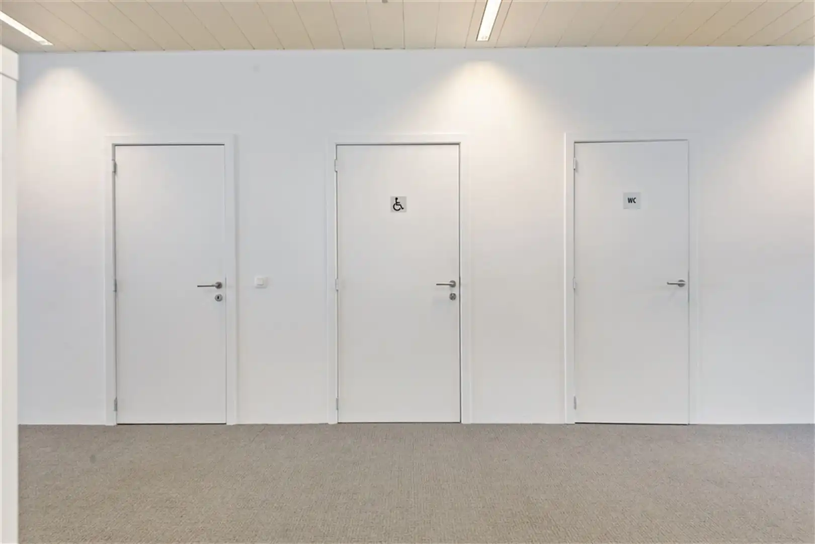 Gelijkvloerse kantoorruimte te koop in de India Natie foto 13