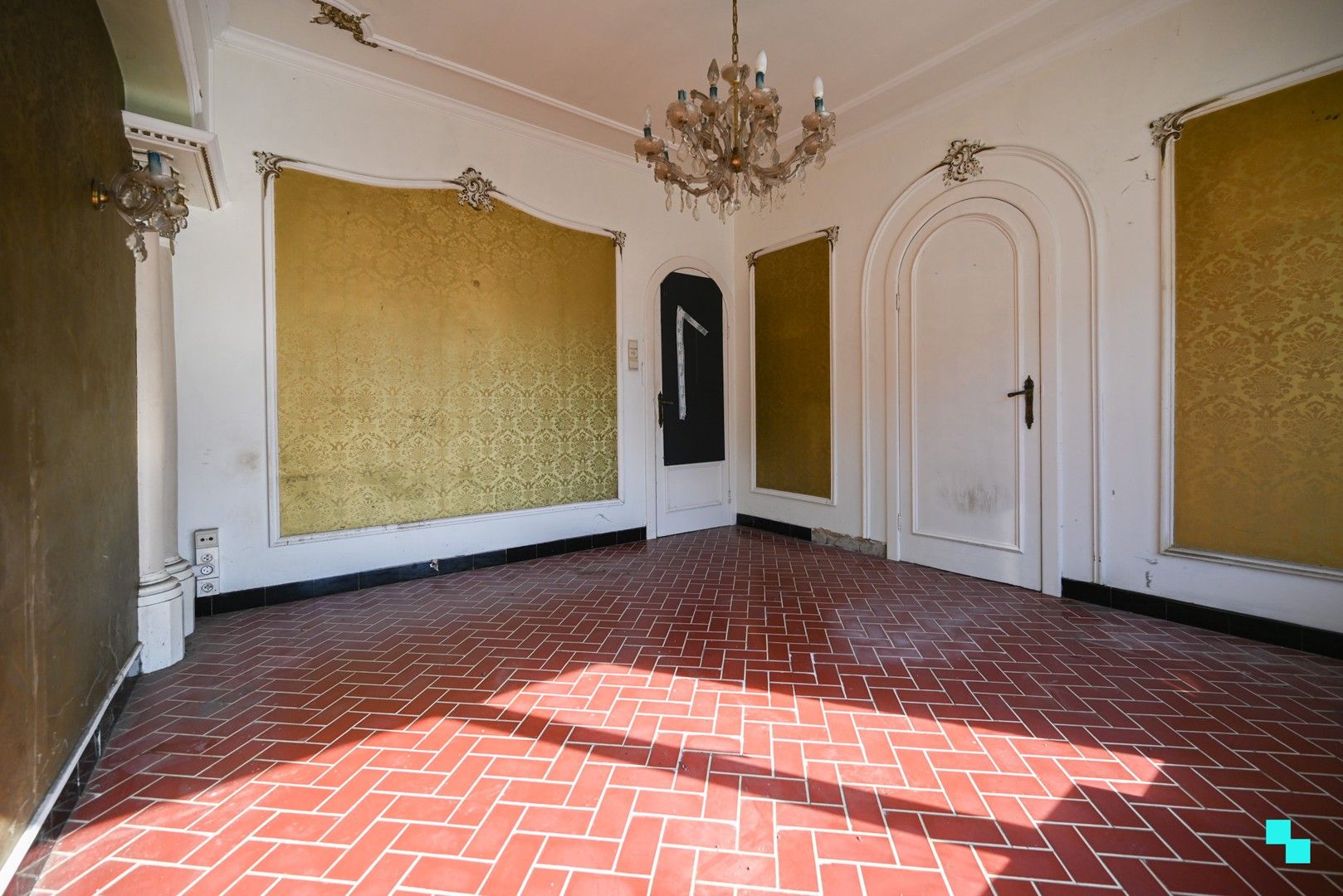 Ruime, te renoveren ééngezinswoning met achteruitweg te Emelgem foto 13
