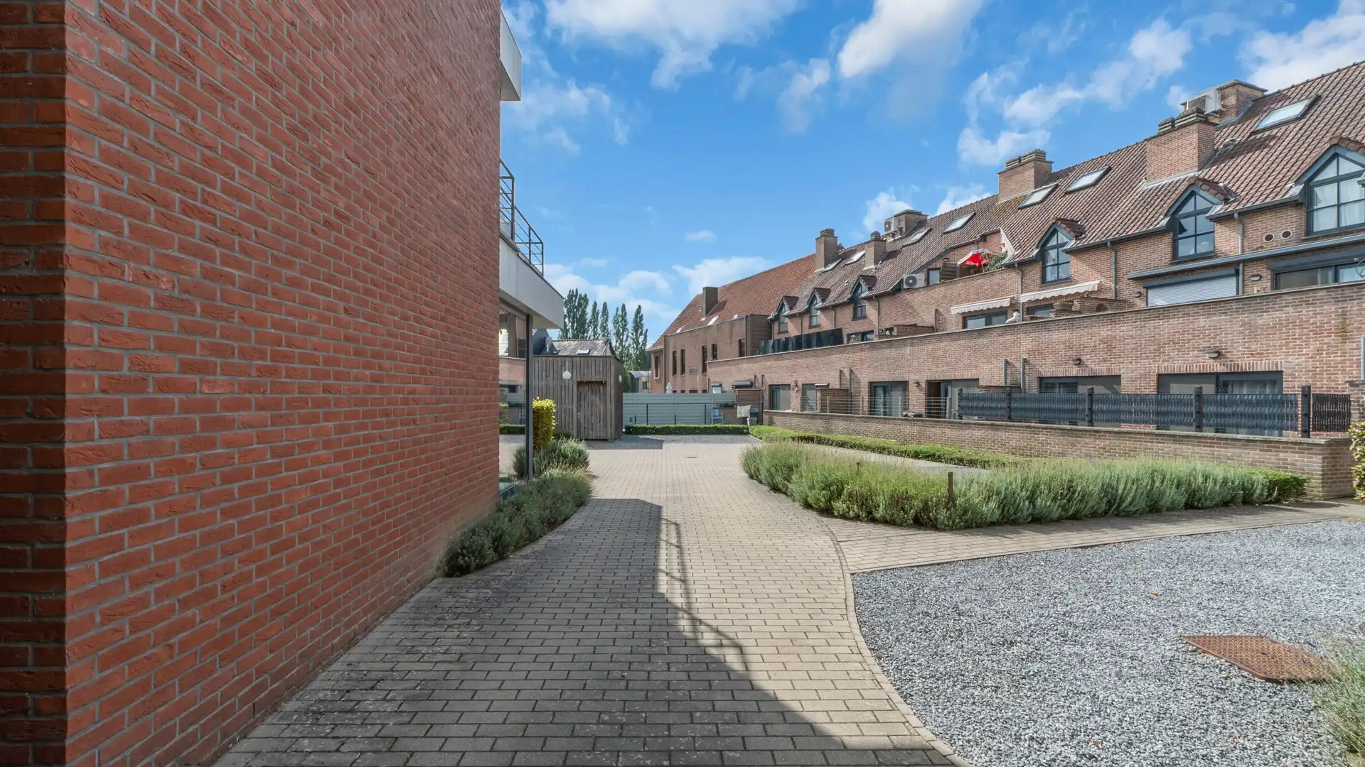Gelijkvloers appartement met terras en private parking. Uitstekende ligging aan de vernieuwde Markt. foto 7