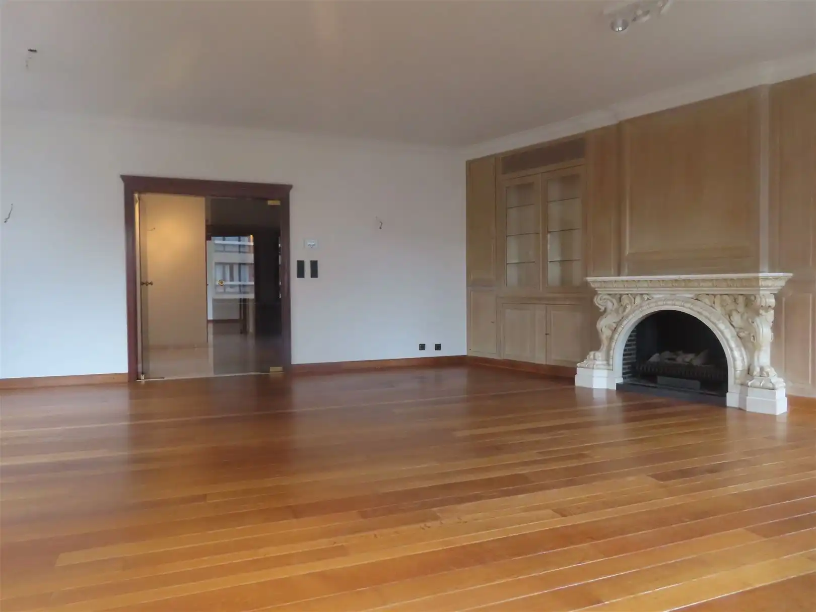 Duplex appartement in hartje Antwerpen met 2 slaapkamers, 2 badkamers, ingerichte dressing, bureau en zonneterras! foto {{pictureIndex}}