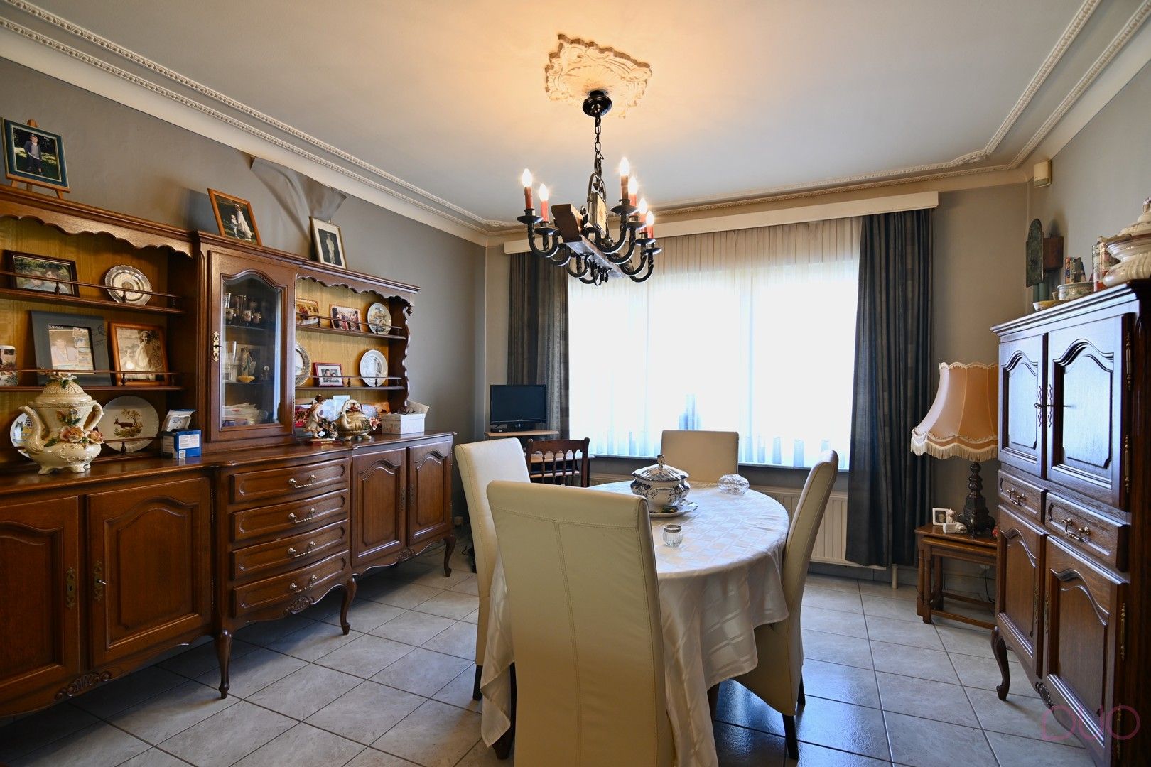 Ruime open bebouwing met 4 slaapkamers en achterliggende loodsen foto 3