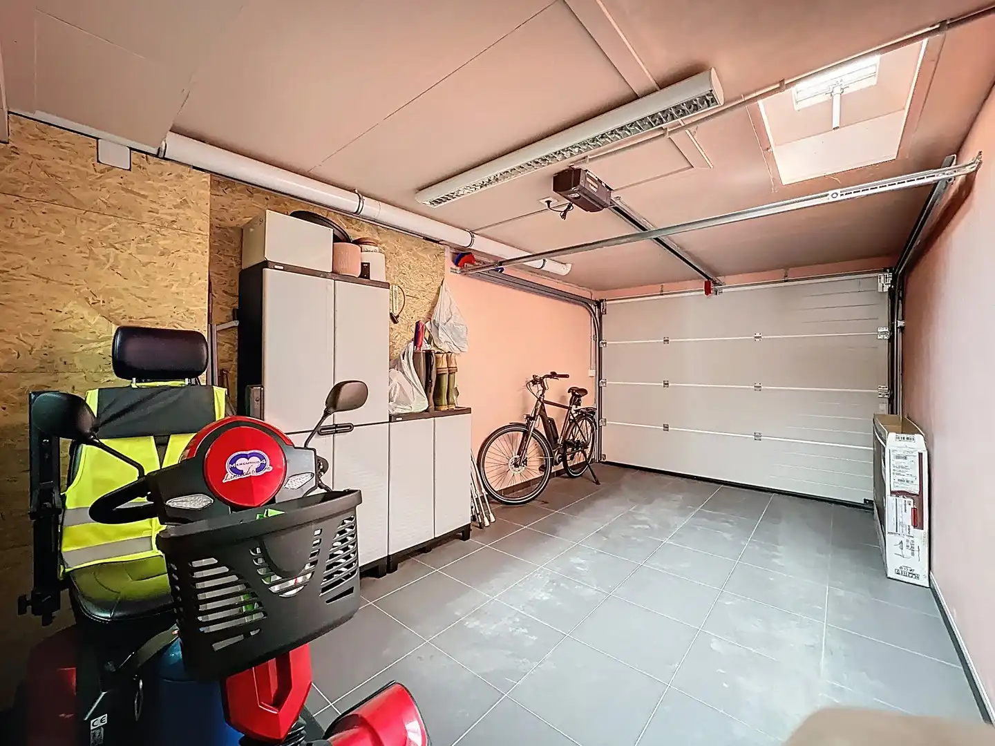 Volledig gerenoveerd en zeer ruim appartement met garage. foto 7