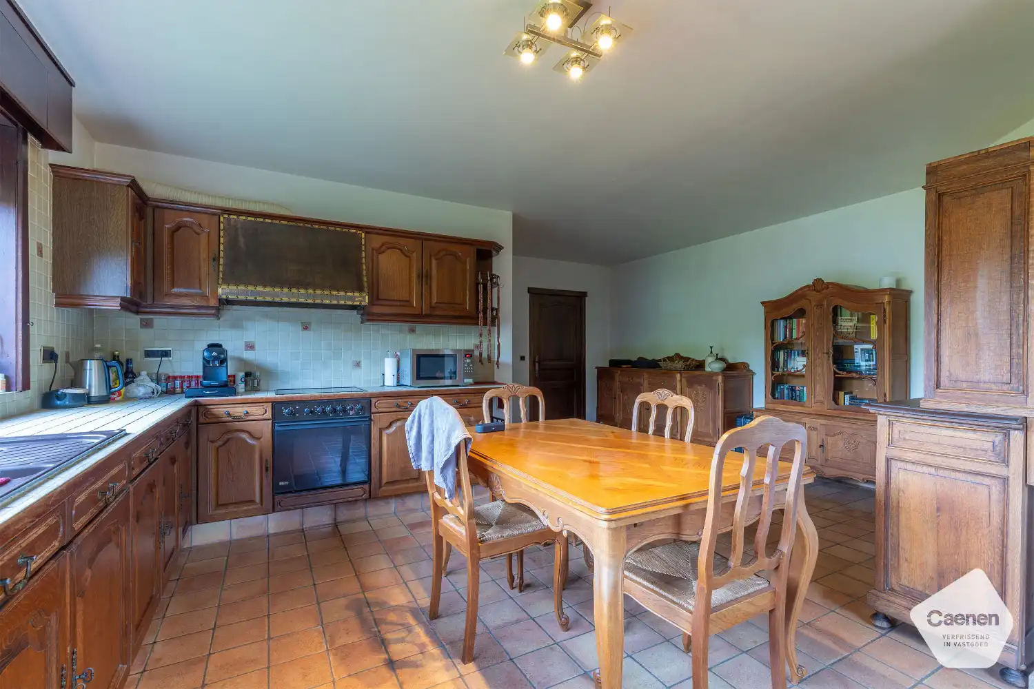 TOP GELEGEN VILLA MET 4 SLAAPKAMERS , GARAGE en onderhoudsvriendelijke tuin met tuinhuis foto 9