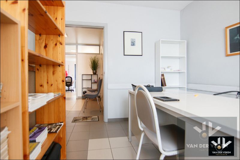 Energiezuinige, instapklare en ruime praktijkwoning met ideale ligging, tal van mogelijkheden en dubbele garage foto 3