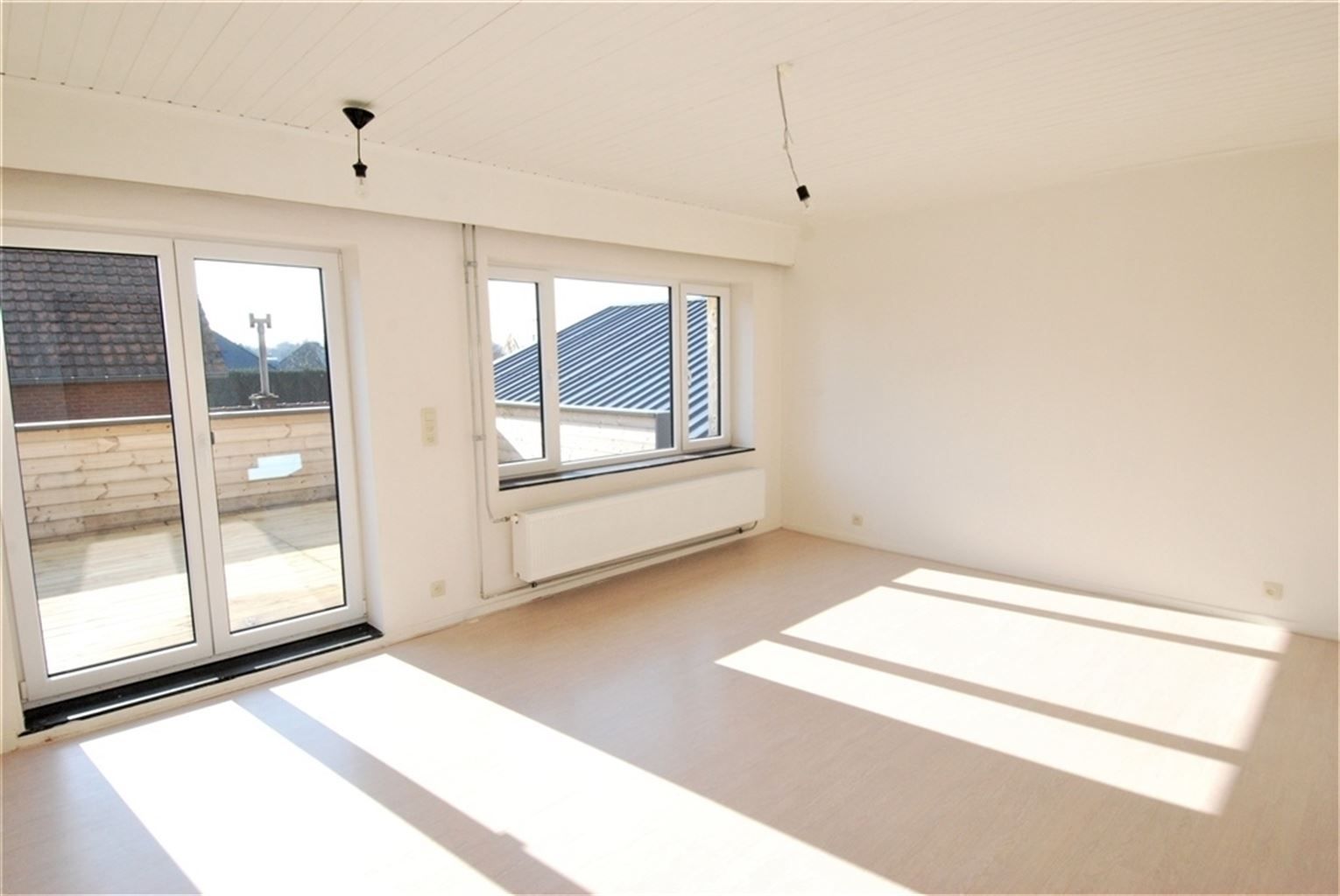 Gezellig appartement met 2 slaapkamers en ruim, zuid-gericht terras en garage, gelegen in het centrum van Kinrooi. foto 2