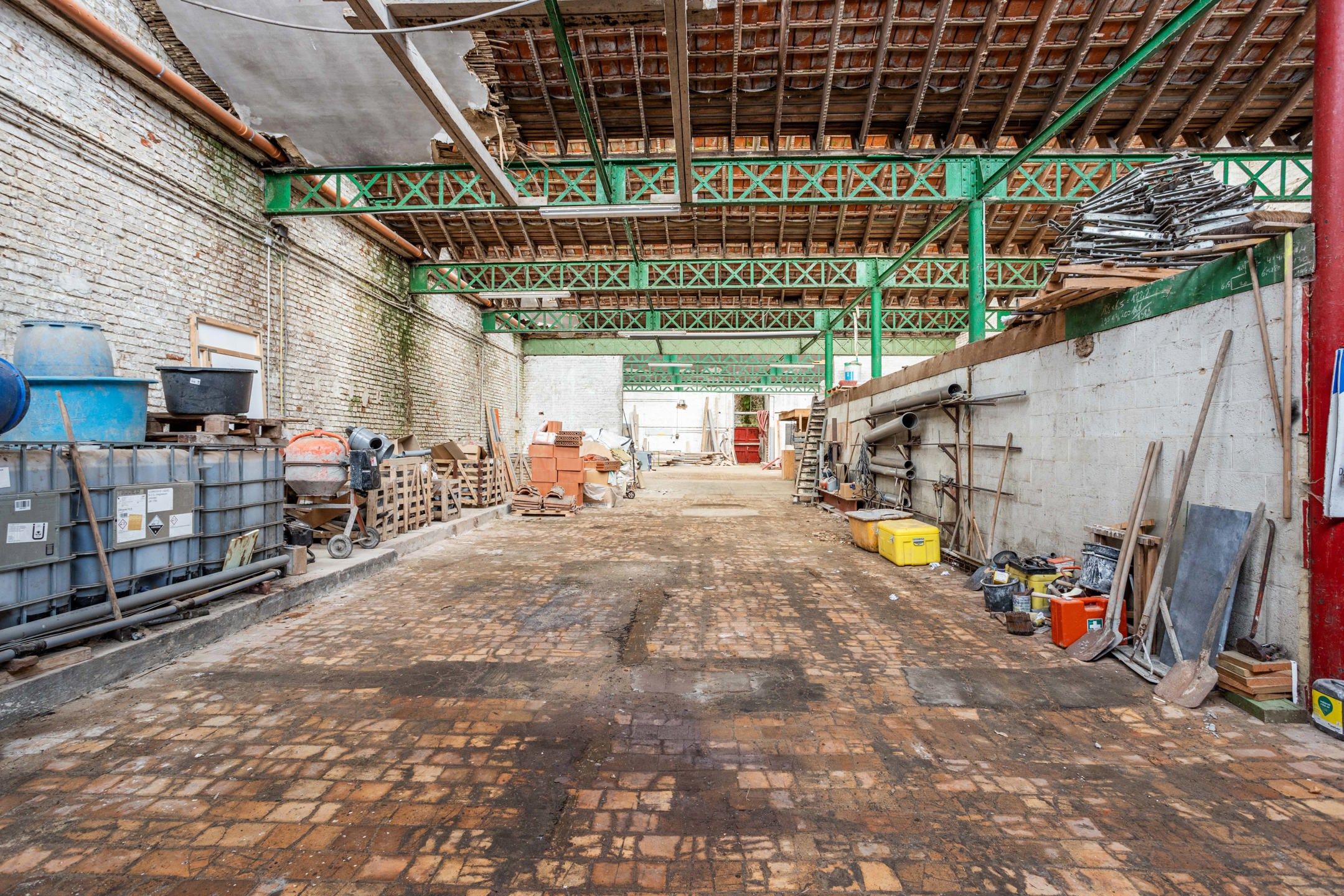 Ruime loods op een gunstige locatie met veel mogelijkheden! foto 4