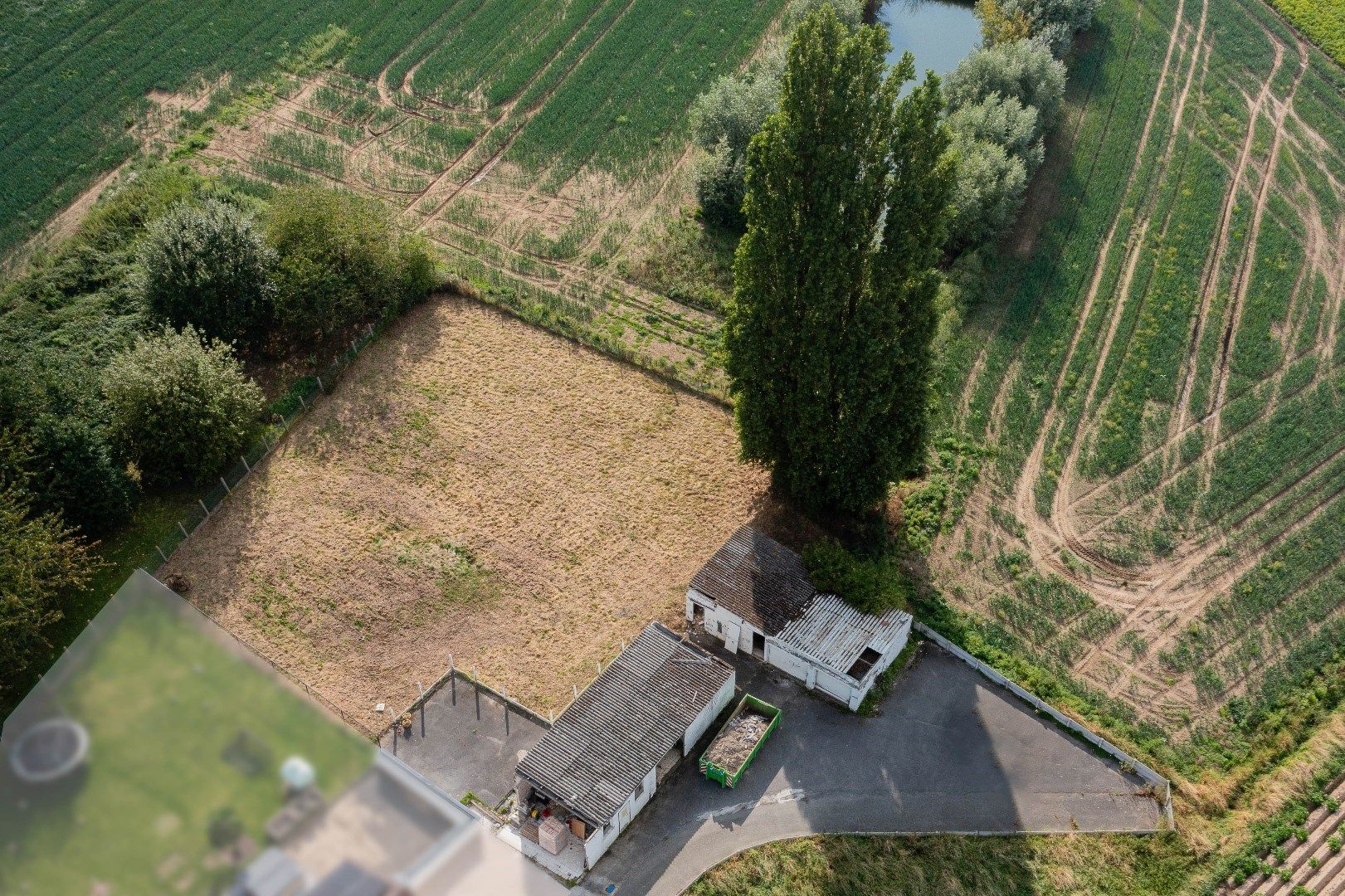 Bouwgrond omringd door groene velden foto 3