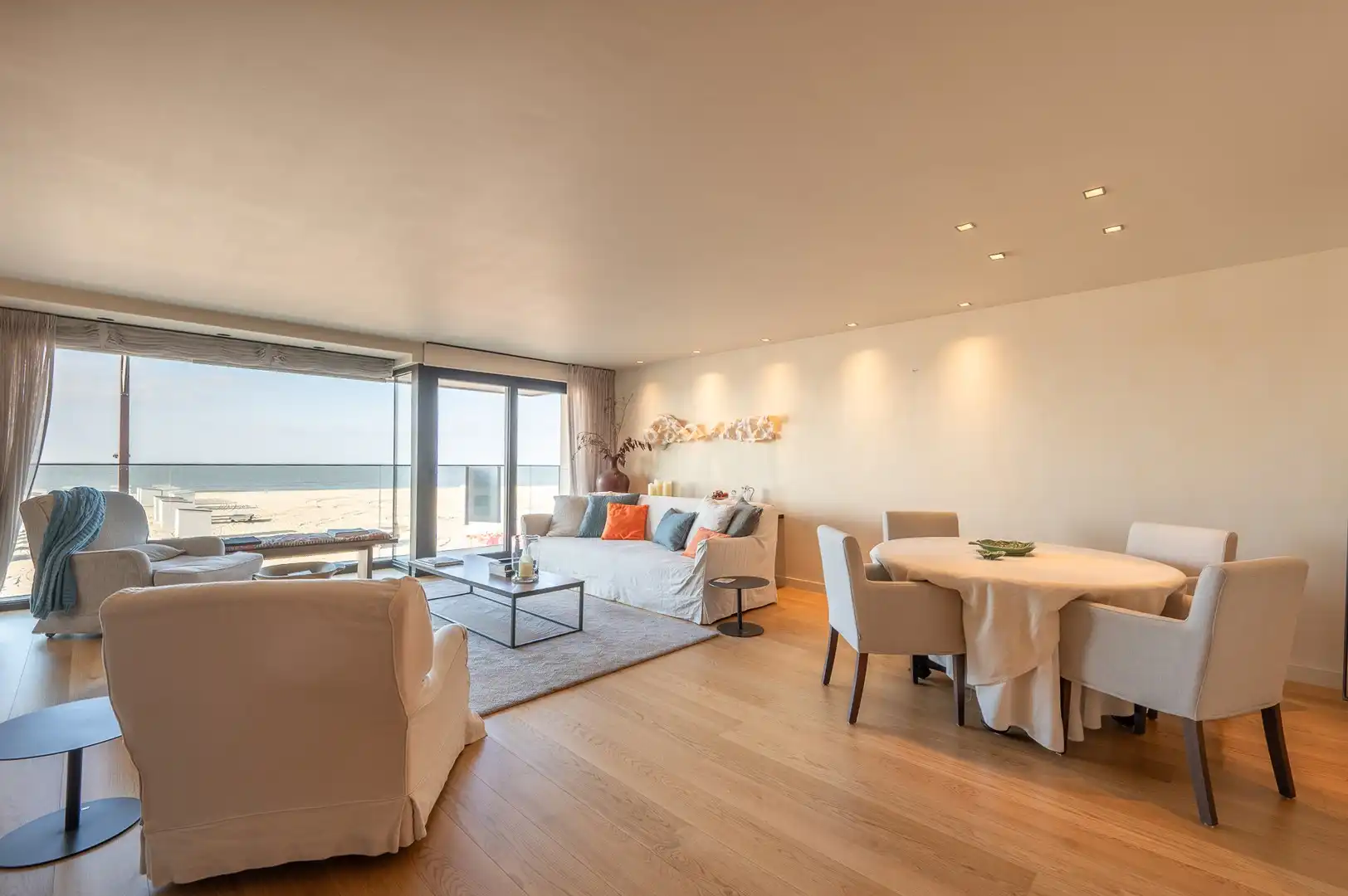 Prachtig appartement met frontaal zeezicht gelegen in hartje het Zoute met 6 meter gevelbreedte. foto 3