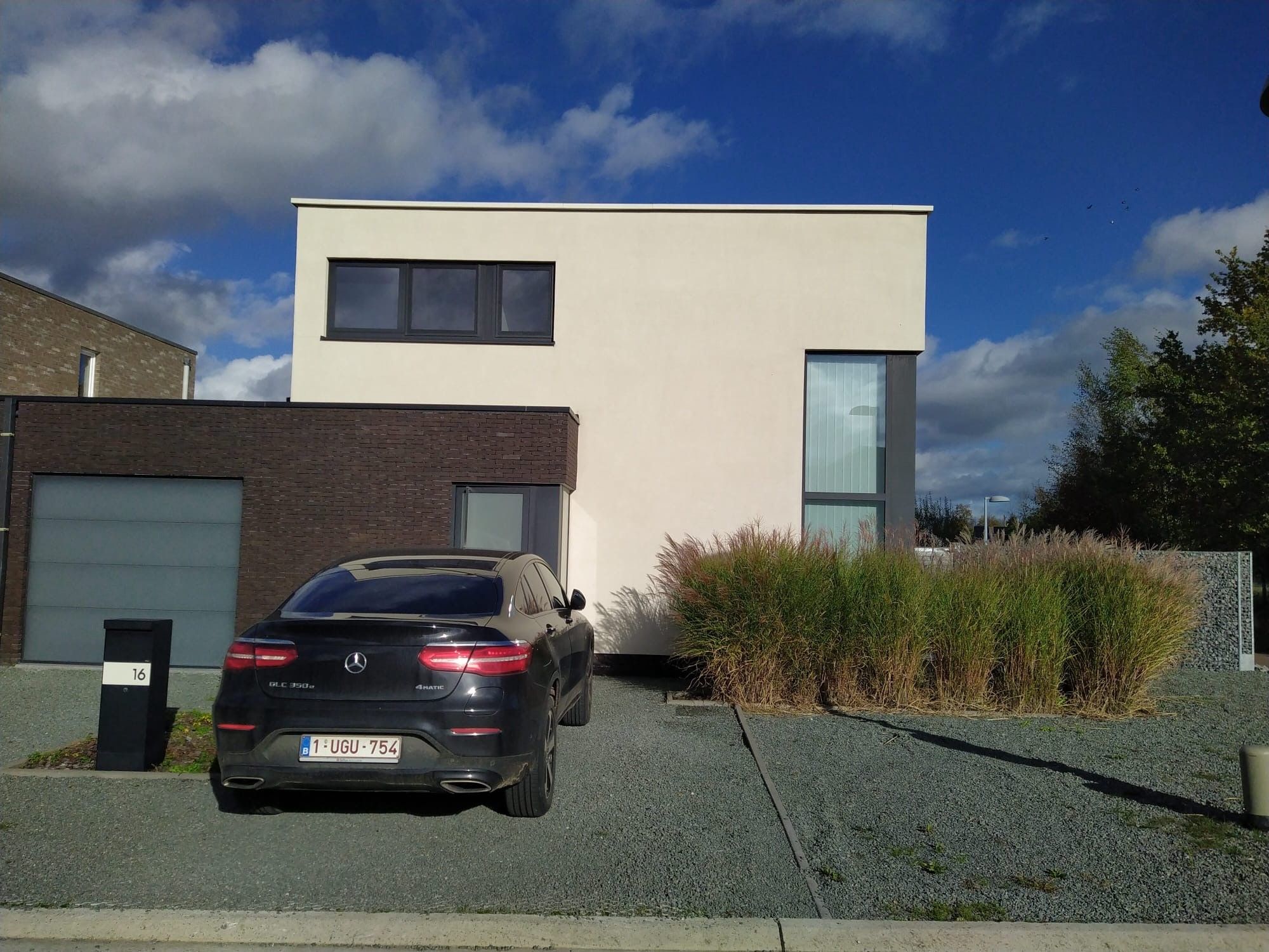 Moderne woning met inpandige garage en tuin foto 2