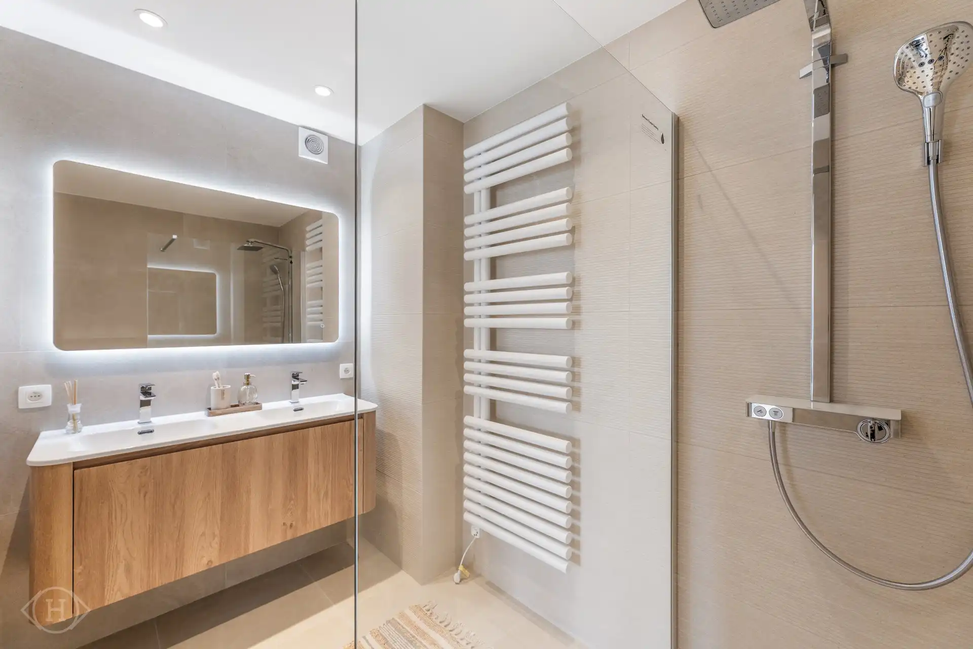 Volledig gerenoveerd 2-slpk appartement met garagebox foto 12