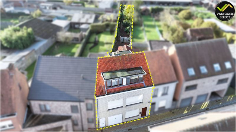 Hoofdfoto van de publicatie: Te koop: Te renoveren kangeroewonen met 4 slaapkamers, badkamer en garage in het centrum van Maldegem – 376 m² perceel
