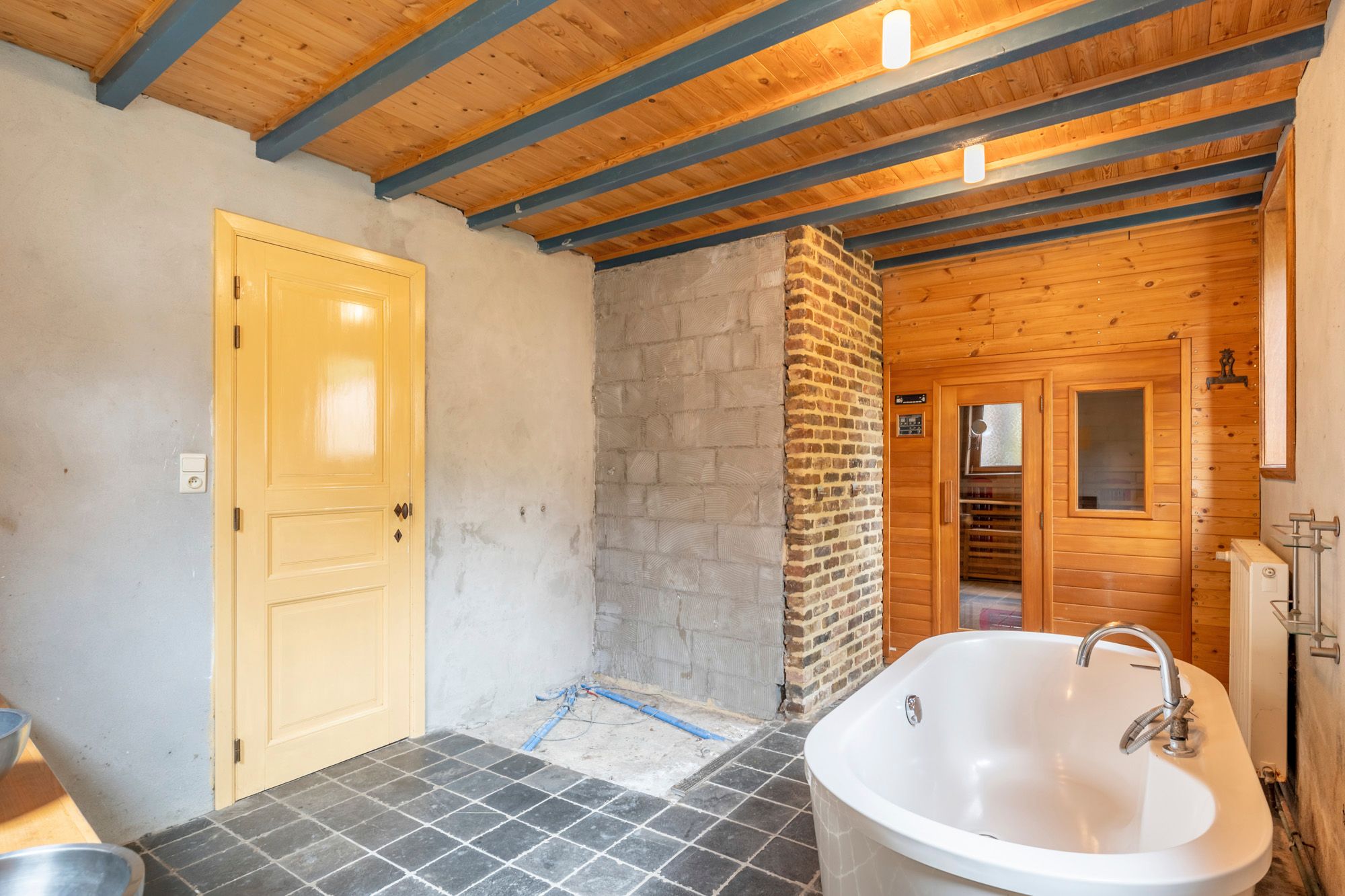 Deels Gerenoveerde Dorpshoeve met Veel Mogelijkheden foto 11