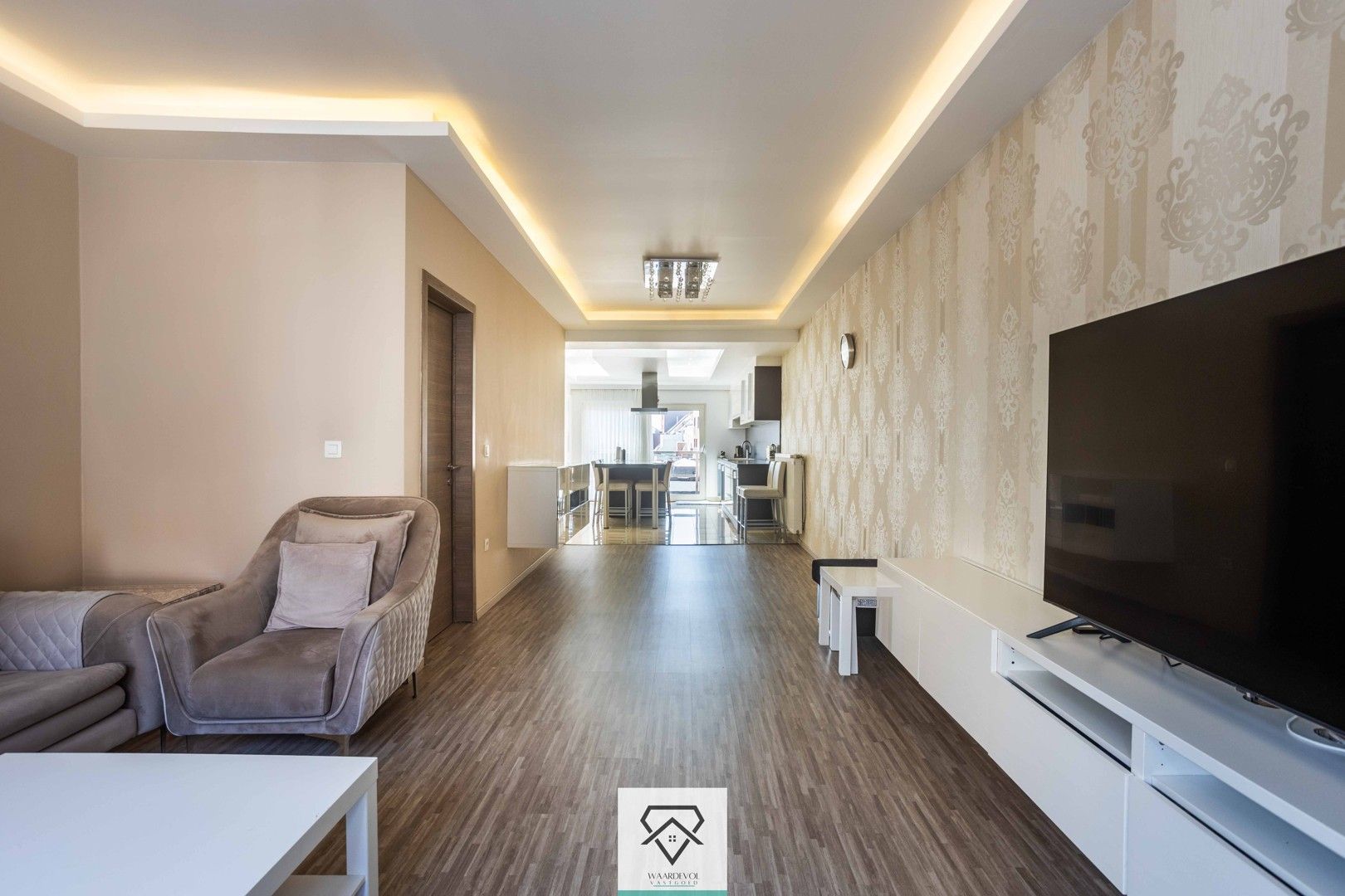 Ruim handelshuis te koop bestaande uit duplexappartement en dubbele handelsruimte foto {{pictureIndex}}