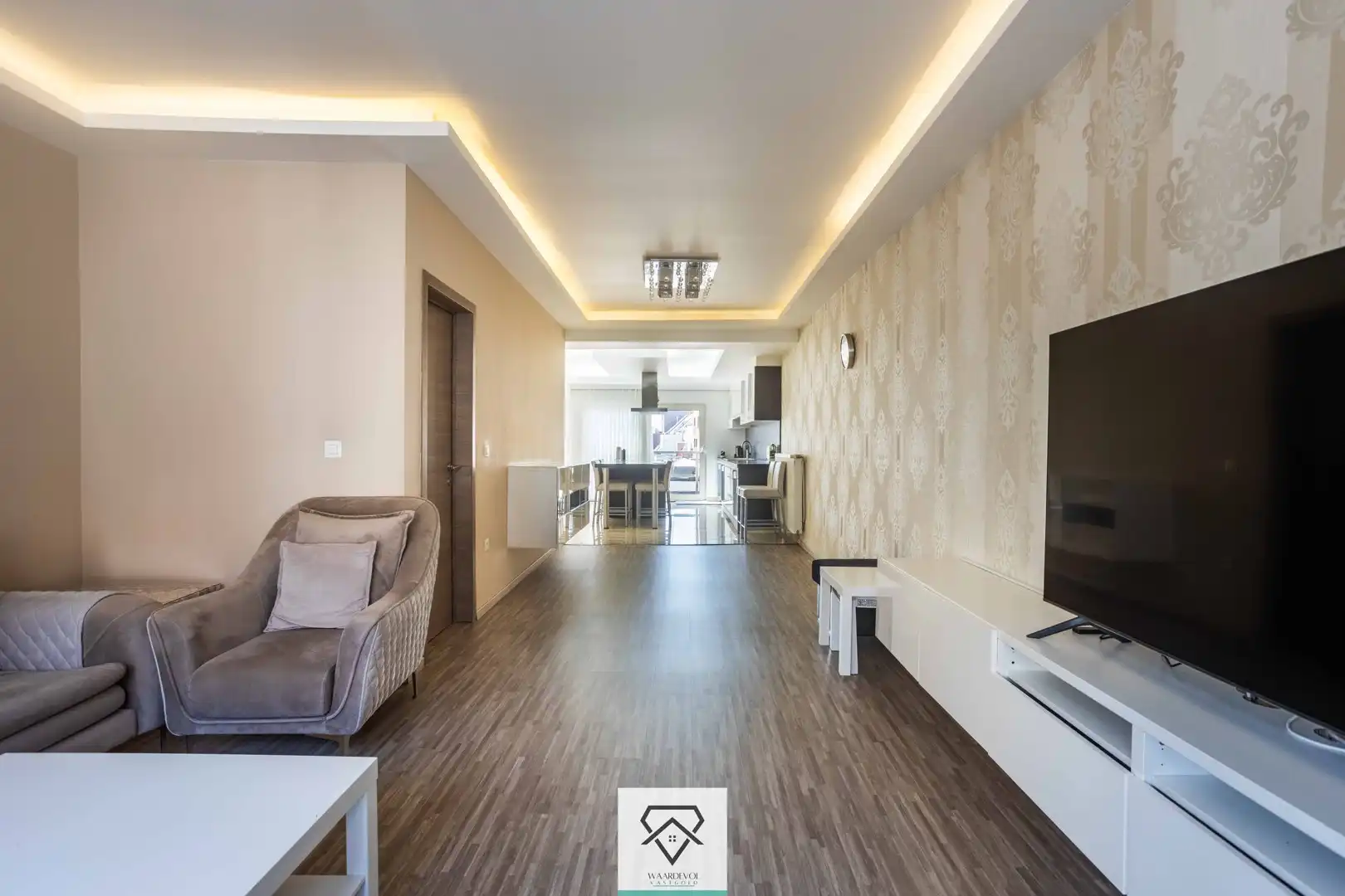 Ruim handelshuis te koop bestaande uit duplexappartement en dubbele handelsruimte foto {{pictureIndex}}