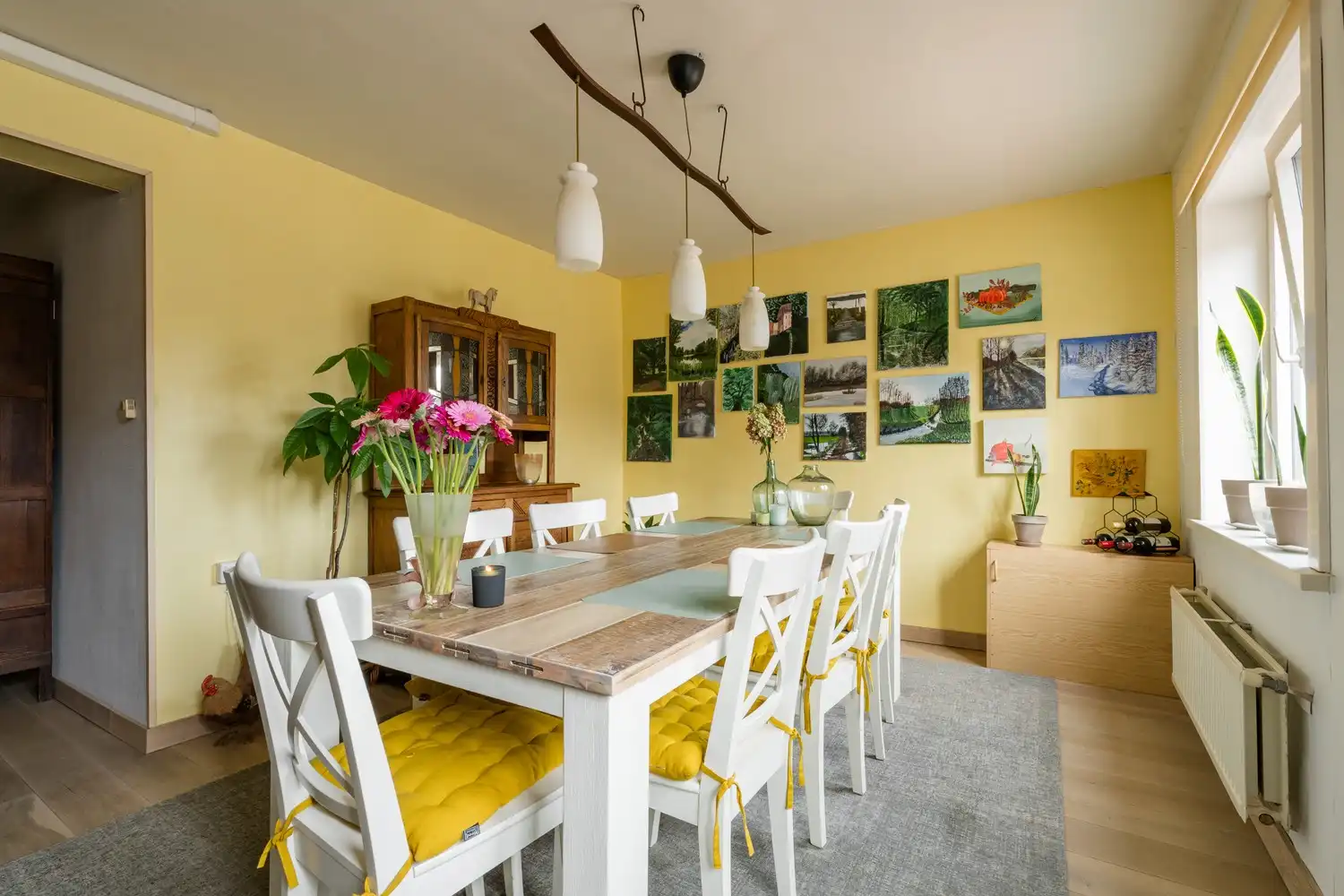 Veelzijdige woning met zorgmogelijkheden, werkruimte en tal van bijgebouwen foto 2