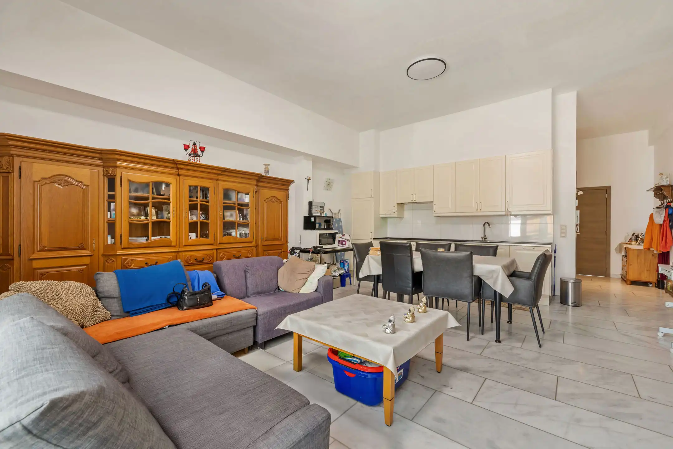 Gezellige gelijkvloersappartement met 2 parkeerplaatsen foto {{pictureIndex}}