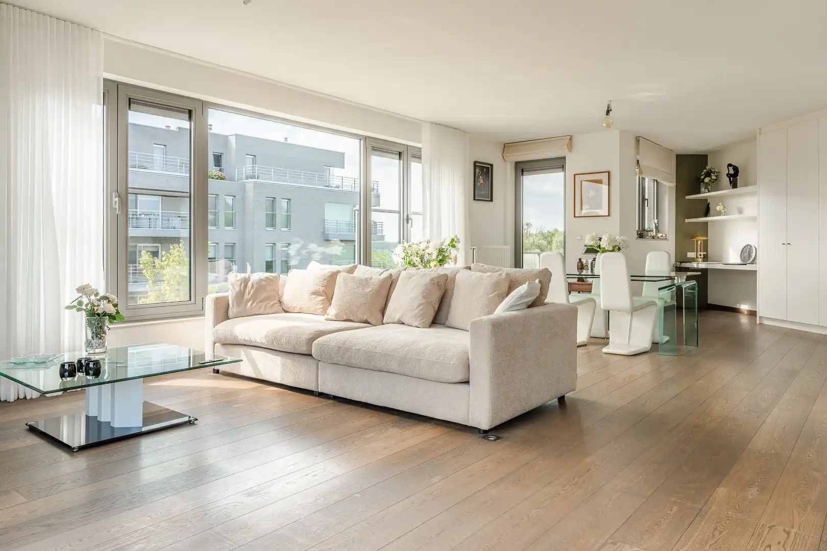 Prachtig duplex appartement met 3 slaapkamers, 3 terrassen en 2 autostaanplaatsen foto {{pictureIndex}}