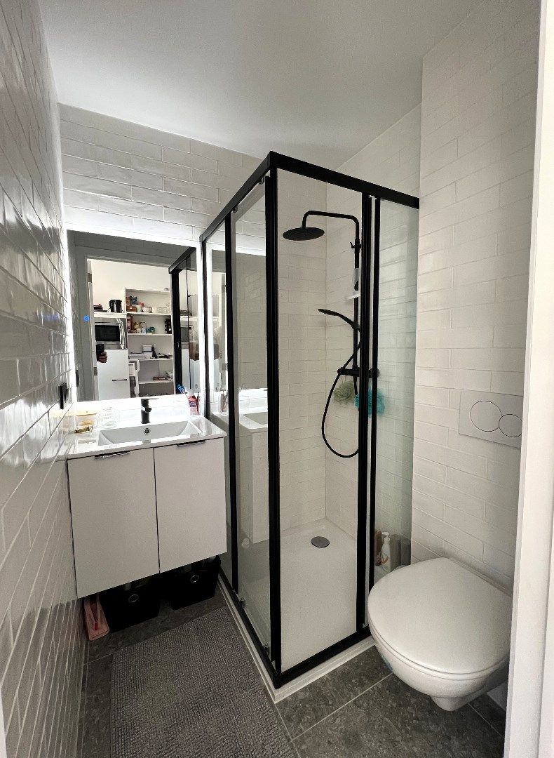 Volledig gerenoveerde en gemeubelde kamer met privé-sanitair in een kleinschalige residentie!  foto 4