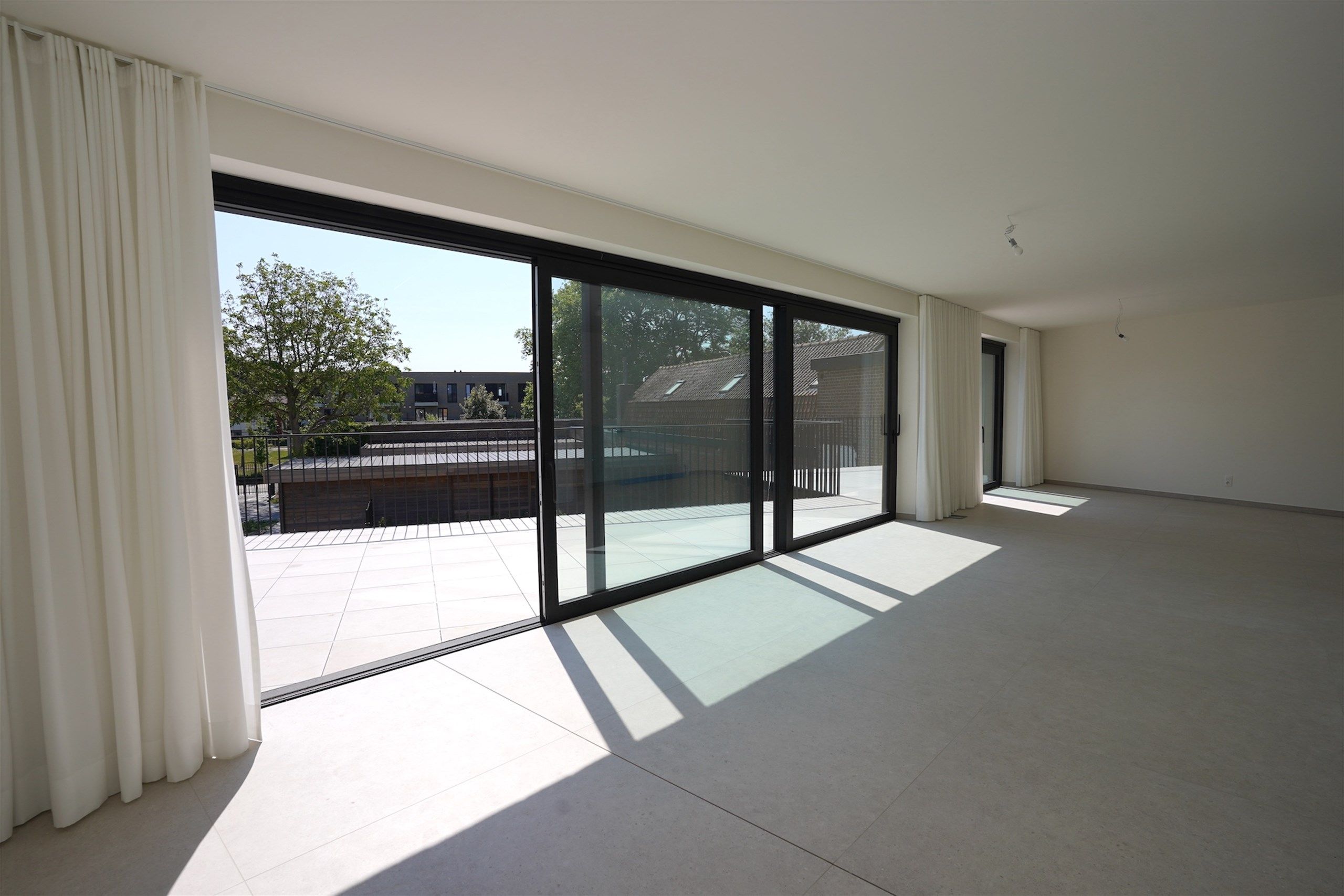 Nieuwbouwappartement ('25) met groot terras en eigen Carport foto 6