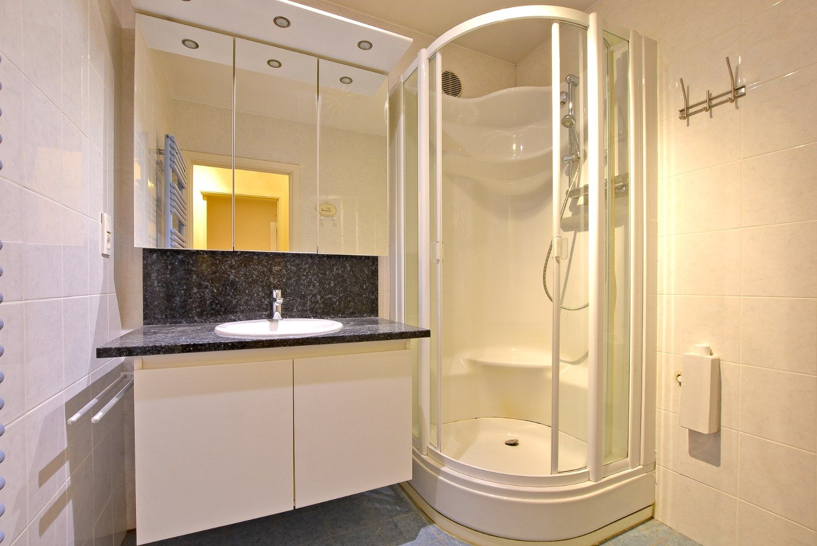 Prachtige 2/3-slaapkamer appartement (112m² + 12m²) in de winkelstraat van Nieuwpoort-stad. foto 11