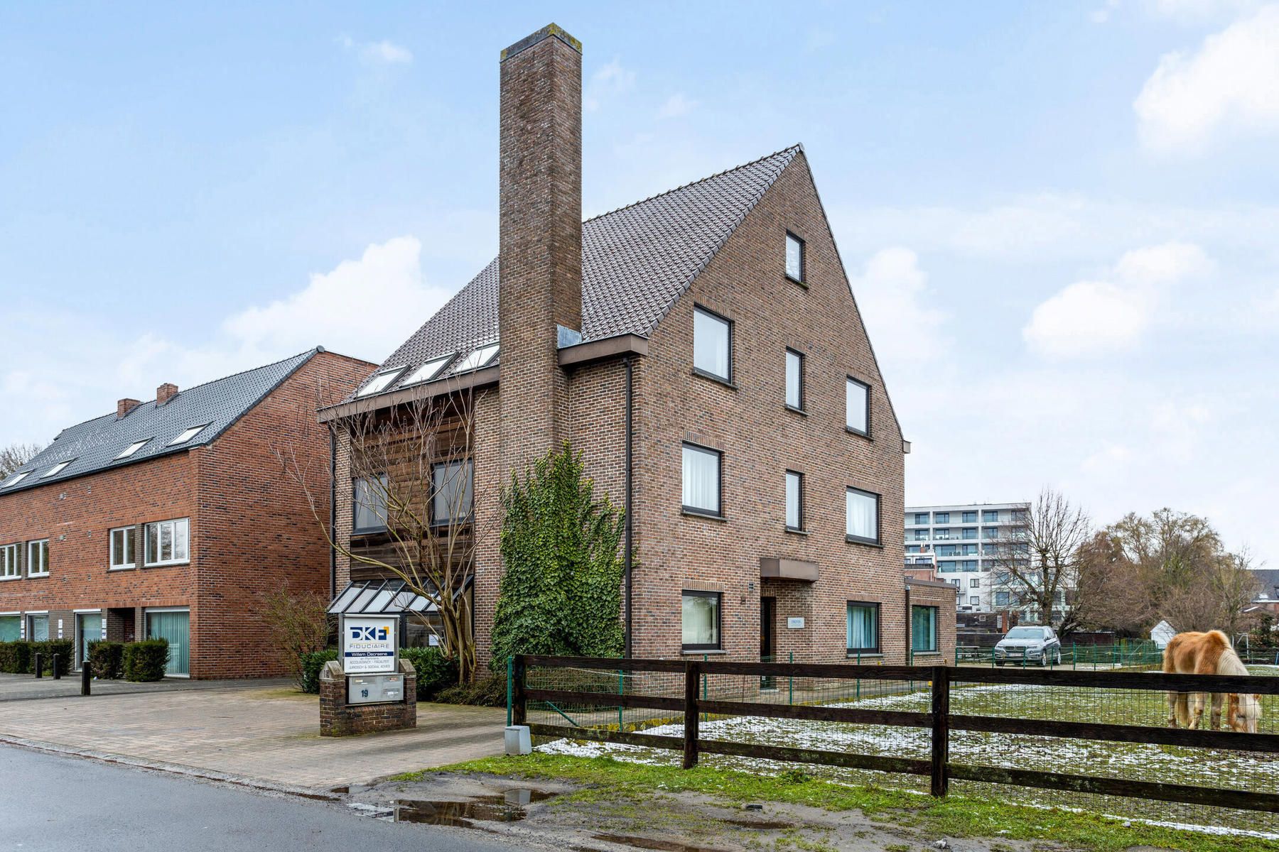 Opbrengsteigendom met handelsruimte en 2 appartementen foto 38