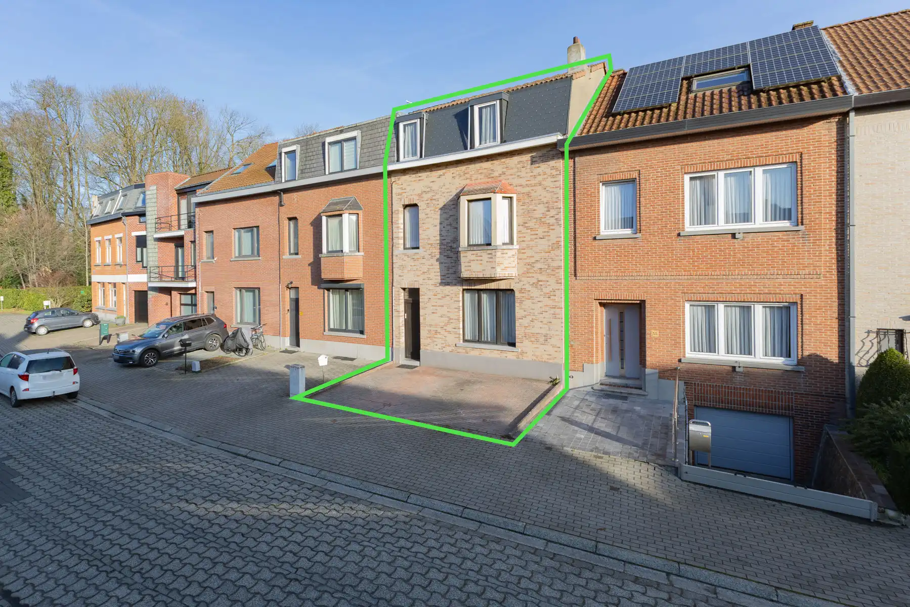 Gunstig gelegen te renoveren woning met tuin foto 2