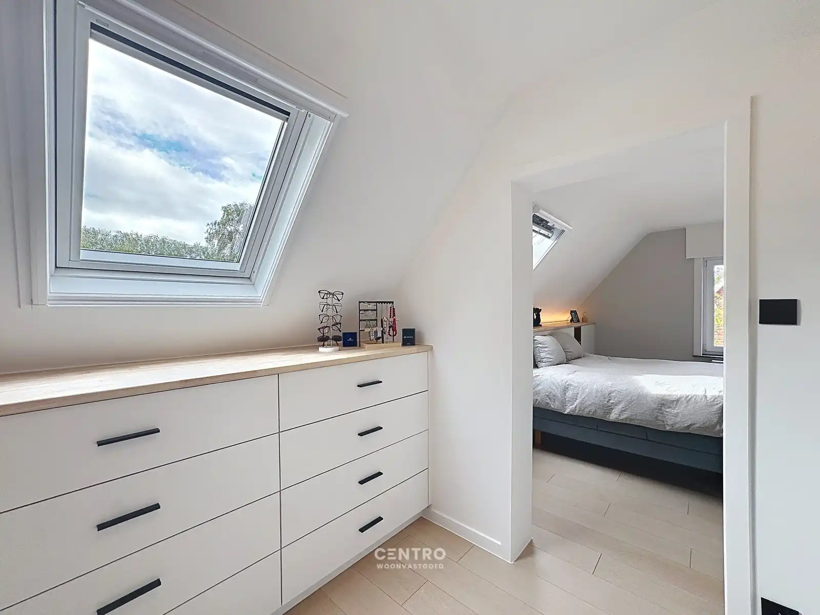 GERENOVEERDE VILLA  met 5 slpks, opslagruimte en ZUIDgerichte tuin! foto 17