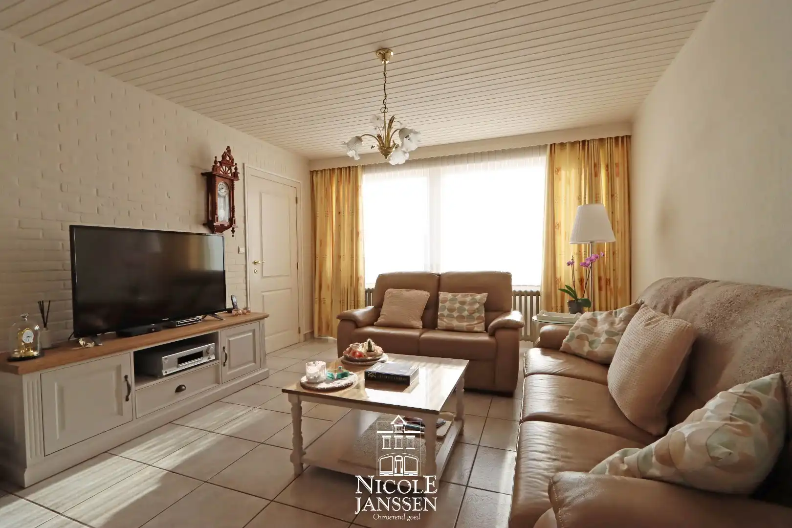 Halfopen gezinswoning met 4 slaapkamers, garage en tuintje foto 6