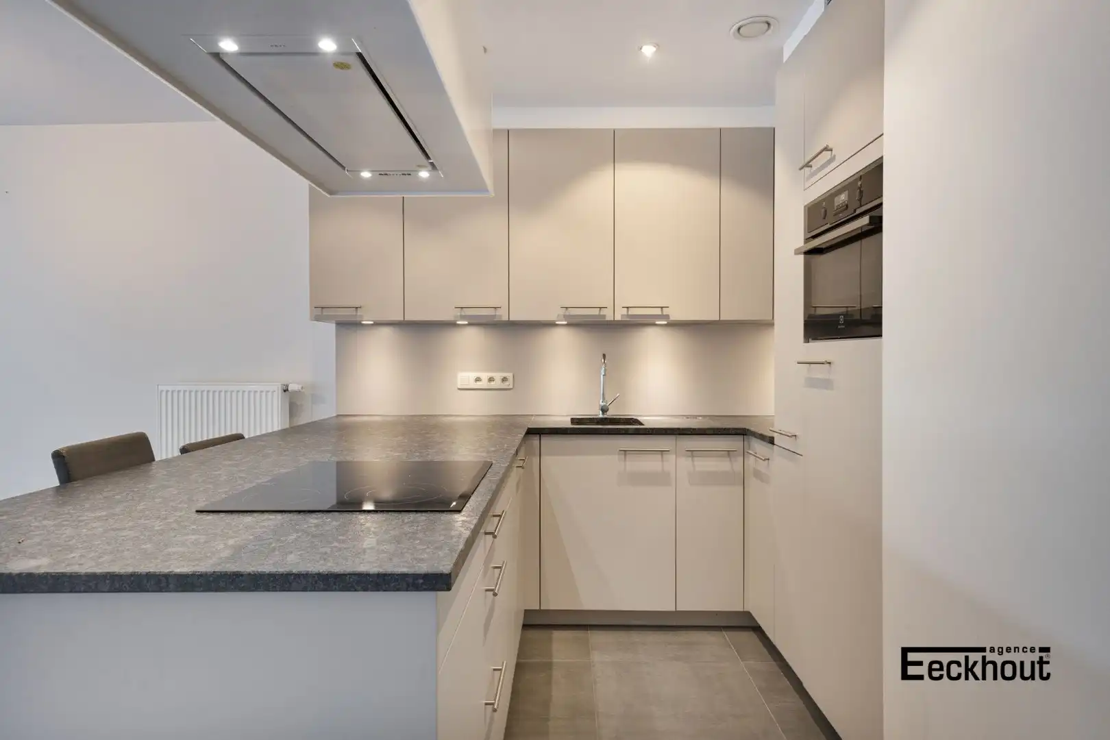 Instapklaar 2-slaapkamer appartement met ruim terras gelegen aan de Spuikom te Bredene! foto 7