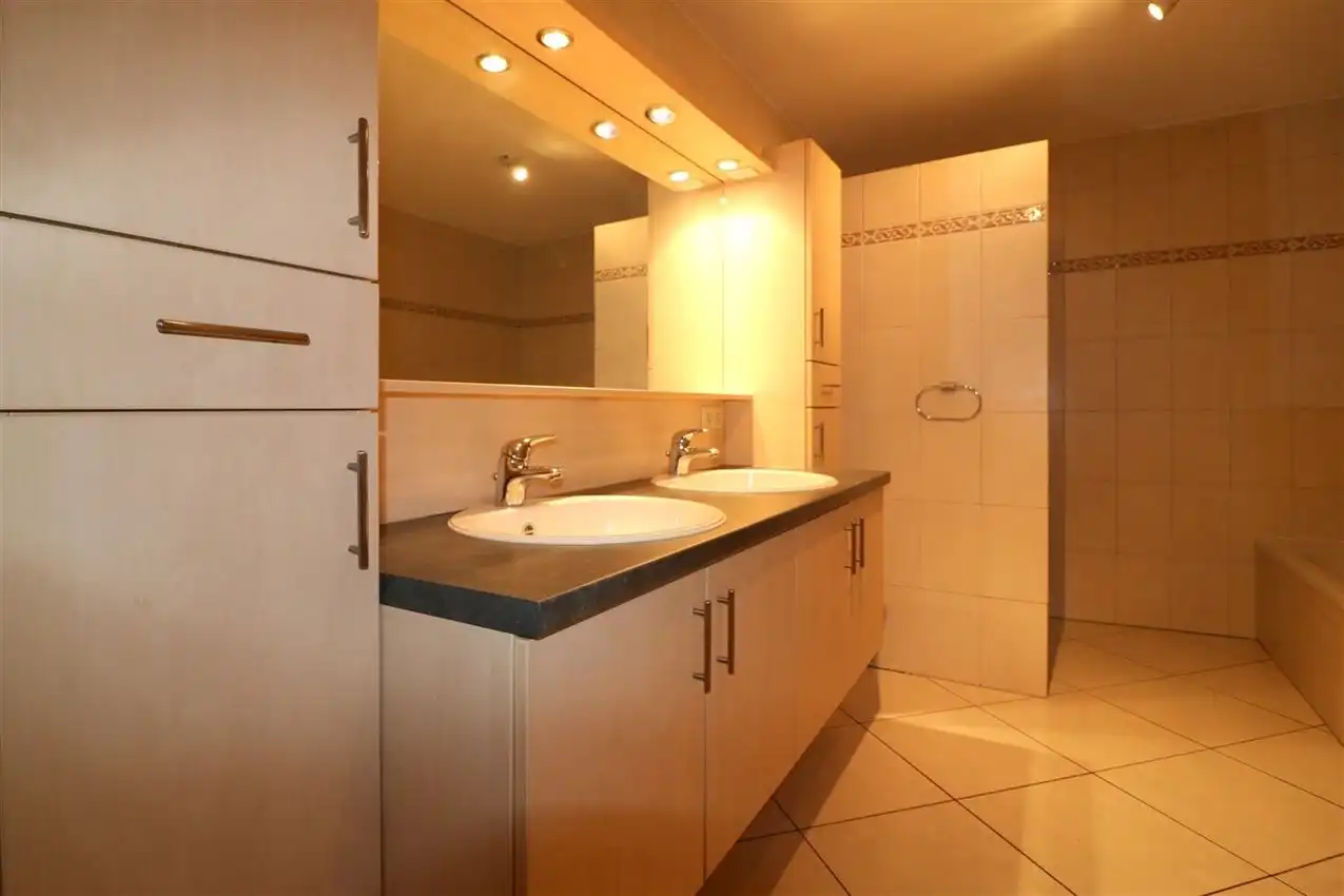 Duplex met 3 slpk., ruim terras en garage nabij station foto 15