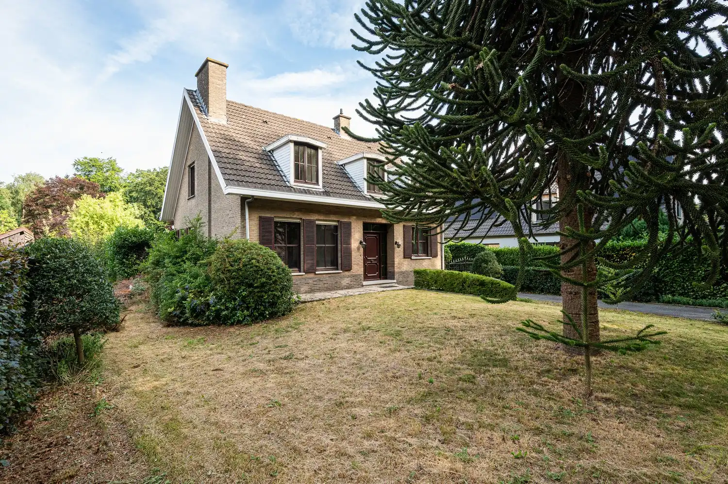 Vrijstaande villa op een uitzonderlijk groot perceel met bosgrond in Lembeke foto 2