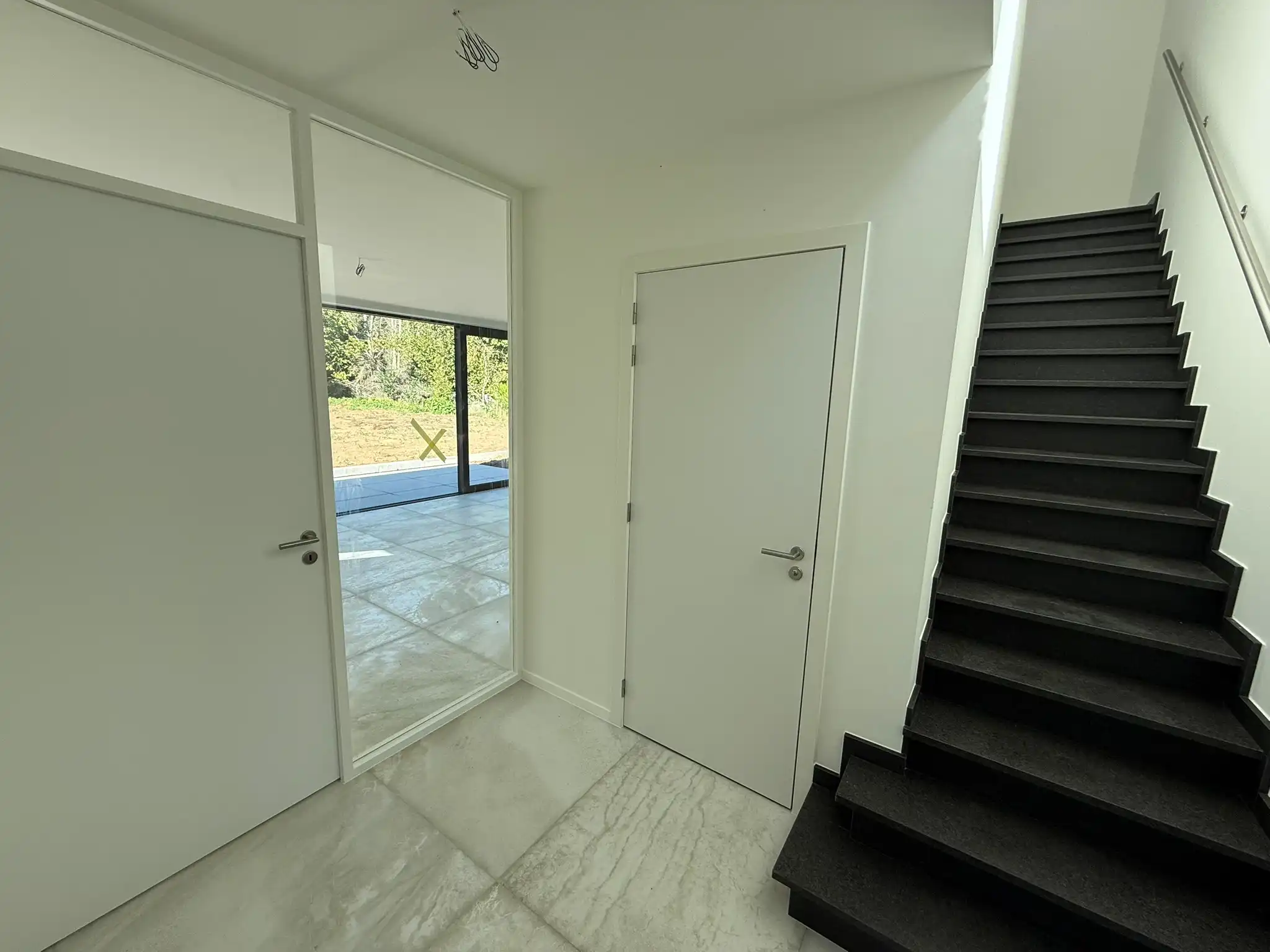 NIEUWBOUW moderne halfopen WONING Te huur foto 3