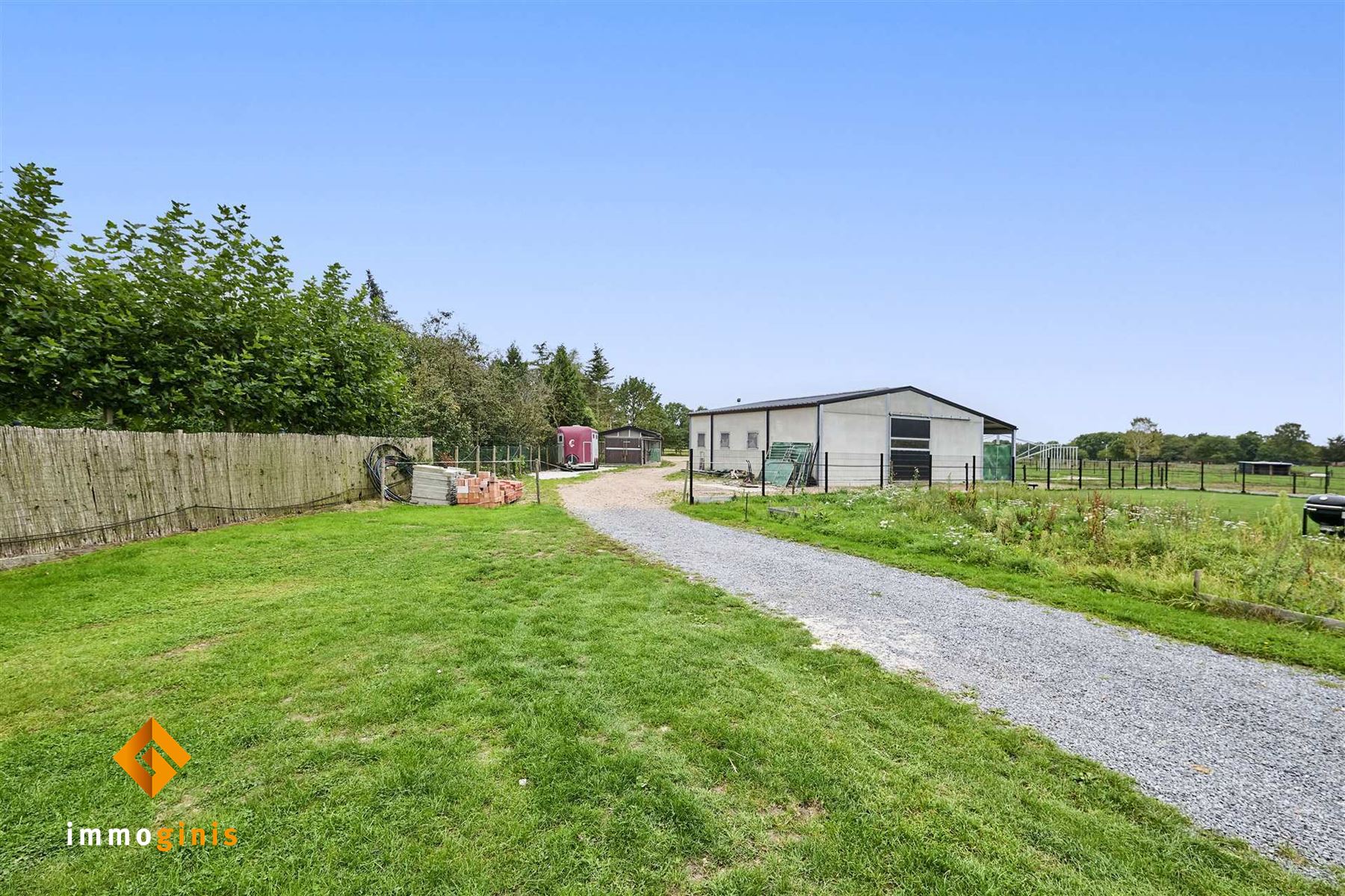 Ruime gerenoveerde woning met paardenfaciliteiten op een perceel van 71a44ca. foto 30
