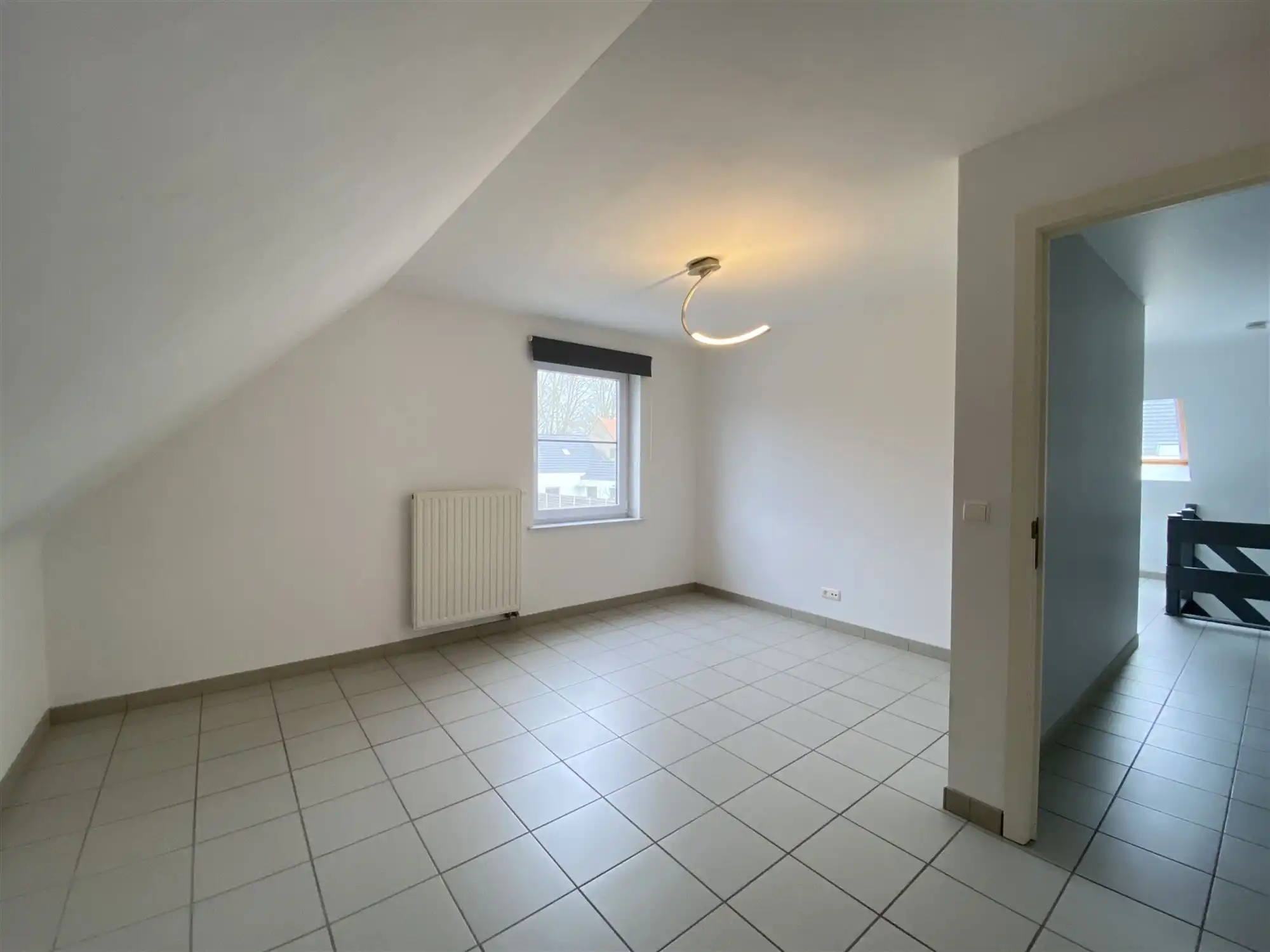 Halfopen bebouwing met grote tuin en veel parkeercomfort  foto 16