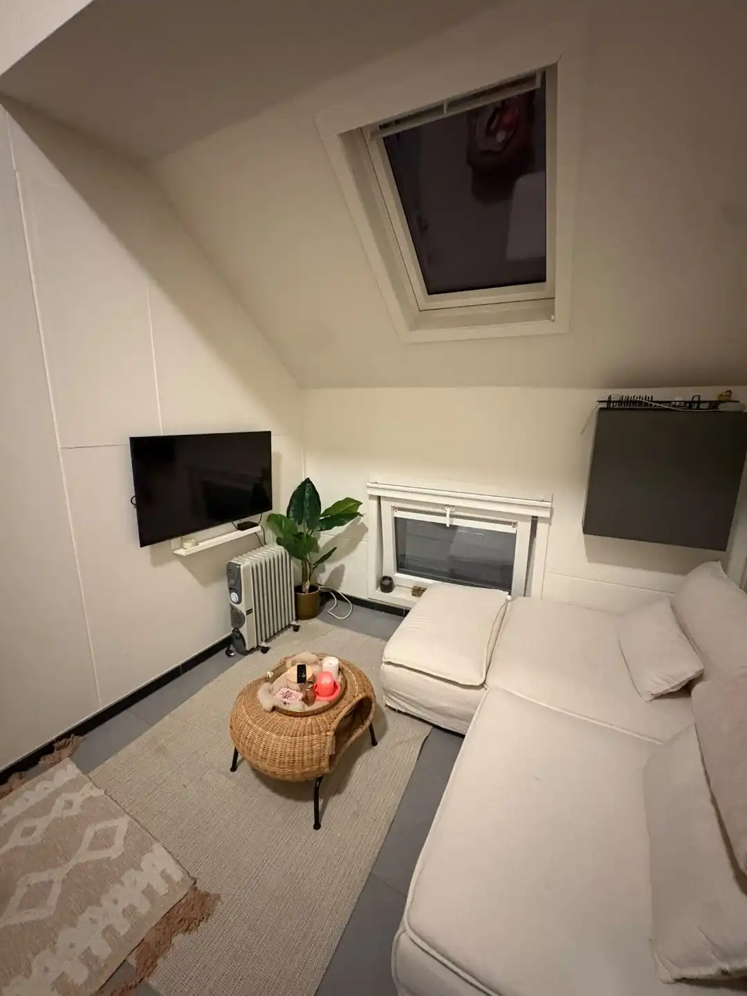 Bemeubelde Studentenkamer met eigen badkamer nabij Zuid! foto 2