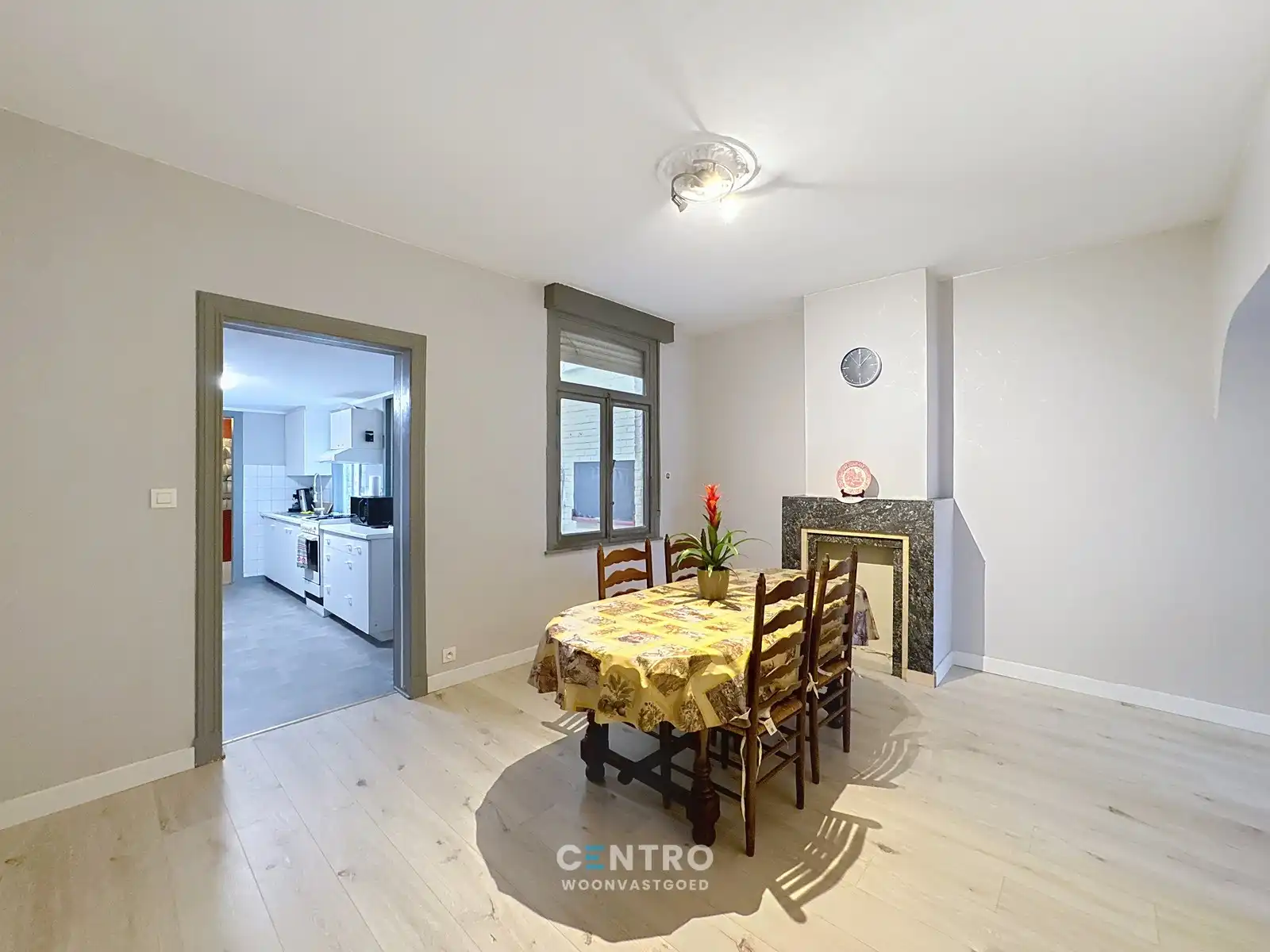 Op te frissen woning met 4 slpks én ZUIDger. tuin te Assebroek! foto 5