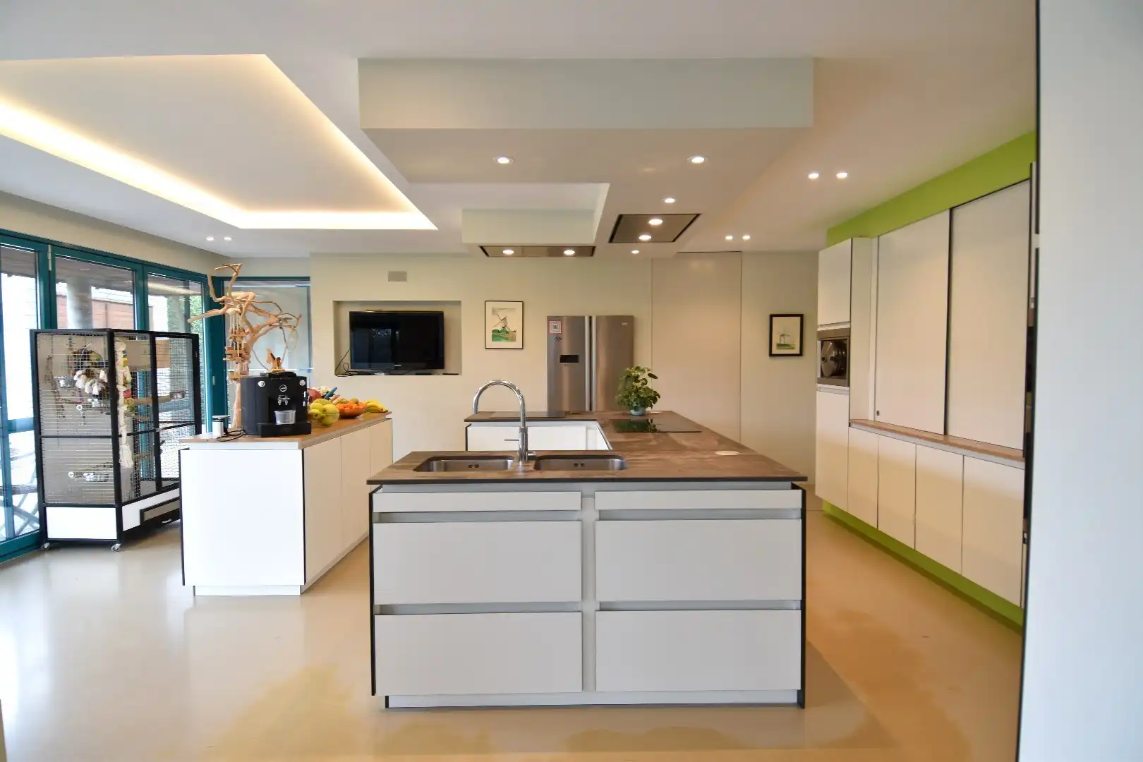 Uitzonderlijk vastgoed te koop op een zeer royaal perceel (2103 m²) in Gullegem foto 2
