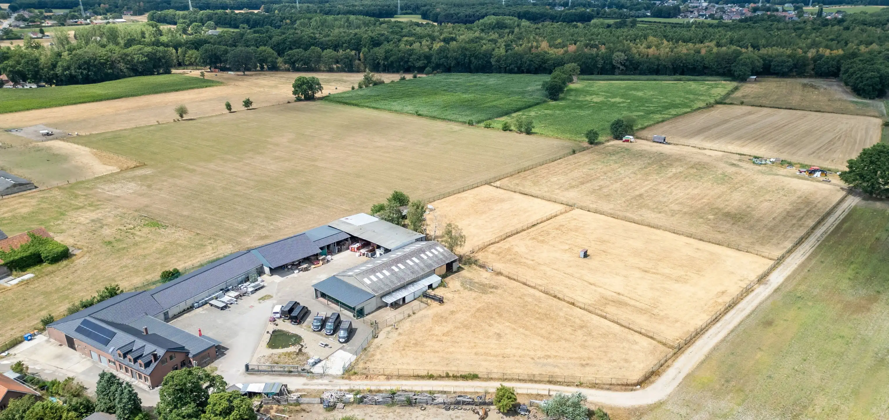 OUDSBERGEN - Zeer ruime landbouwwoning op 2,5ha met loodsen  foto 2