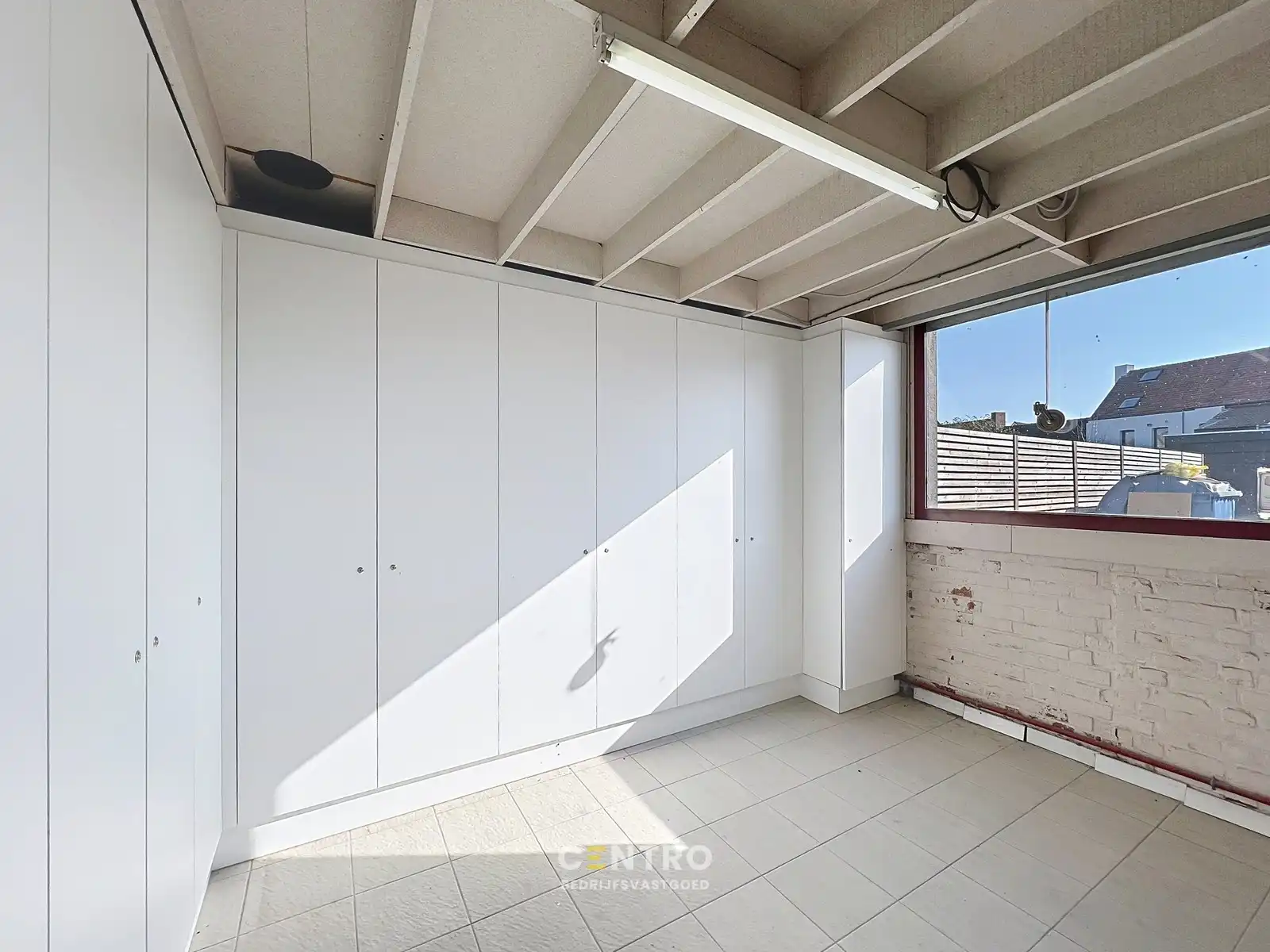 Magazijnen met kantoorgedeelte, garages én RUIM verhard buitenterrein, rustig gelegen in centrum Hooglede! foto 10