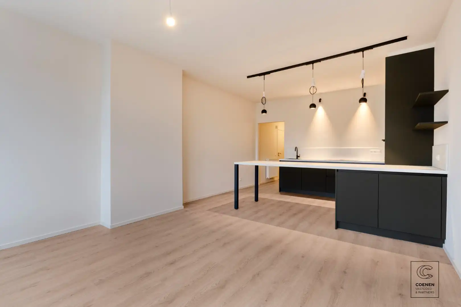 Prachtig gerenoveerd appartement van 87 m² op centrale ligging te Wilrijk! foto 2