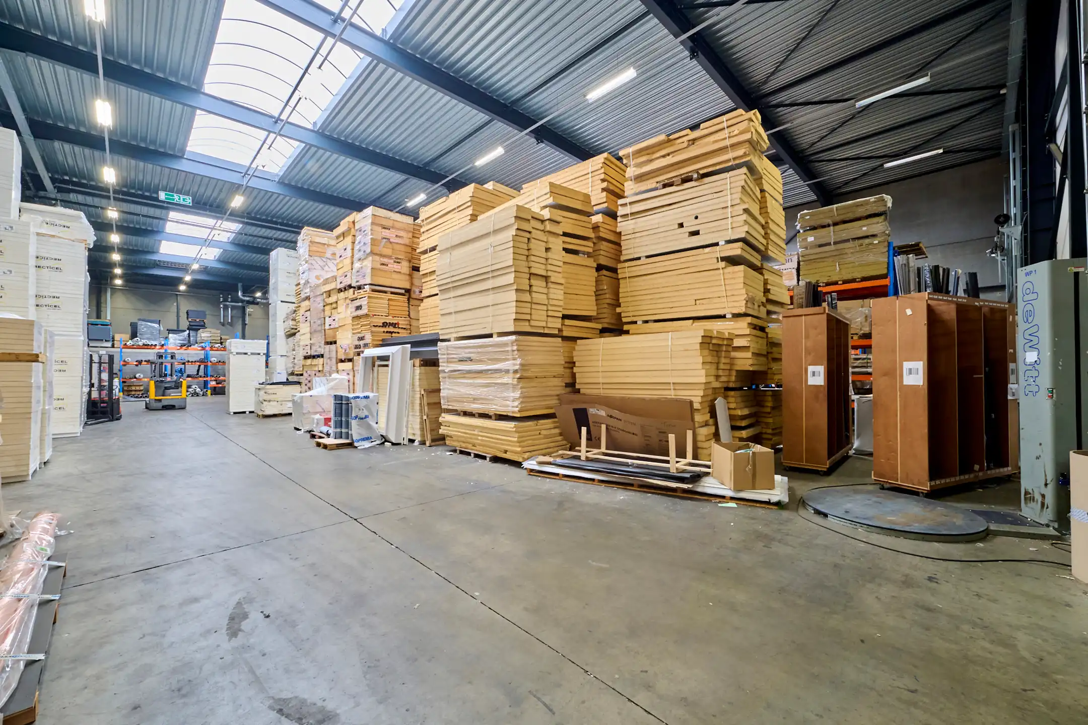 TE KOOP: MAGAZIJNEN MET RUIME KANTOREN IN GENK foto 8