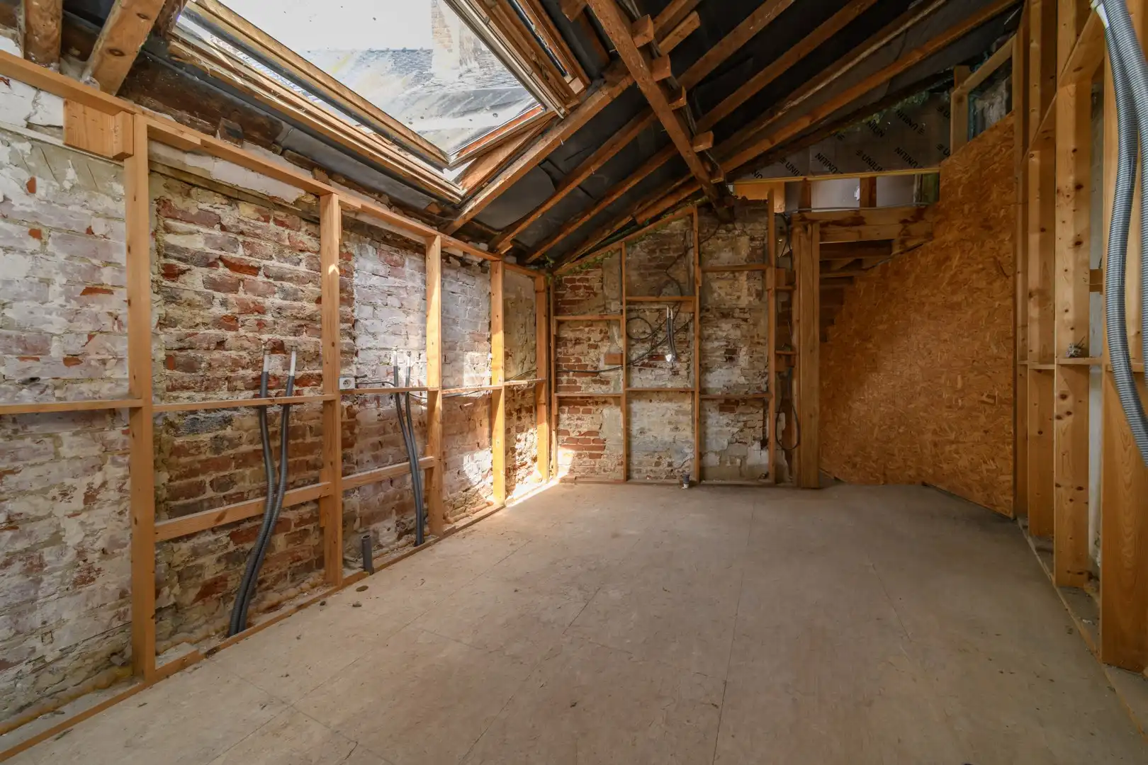 Zeer gunstig en centraal gelegen, verder af te werken karaktervolle woning foto 16