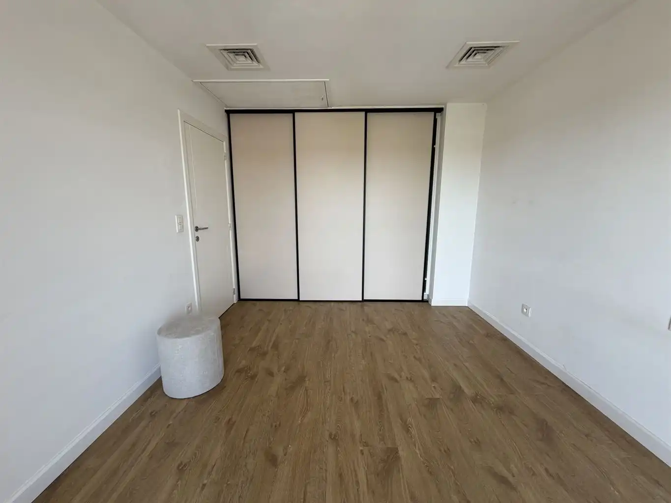 Zeer ruim en stijlvol 1-slaapkamer appartement met extra polyvalente ruimte en terrasje in het centrum van Neeroeteren.  foto 10